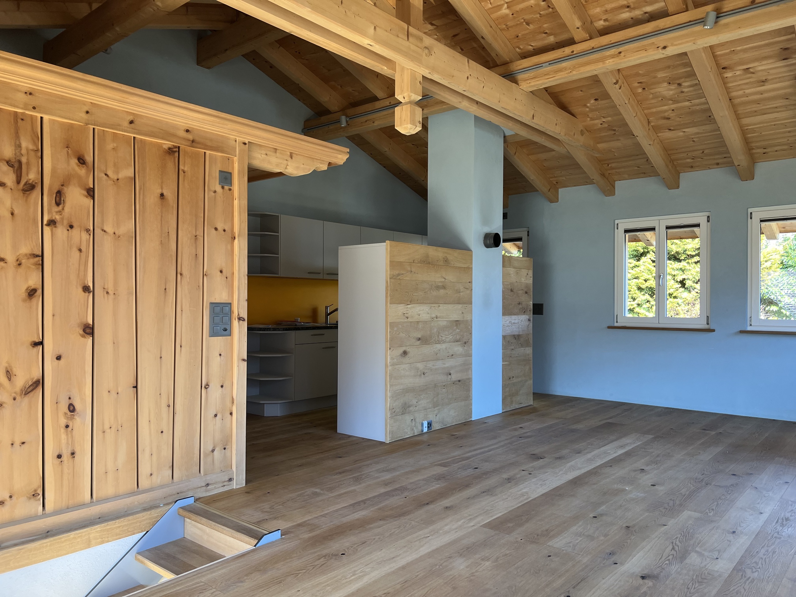 Offener Wohnbereich mit Holzdecke