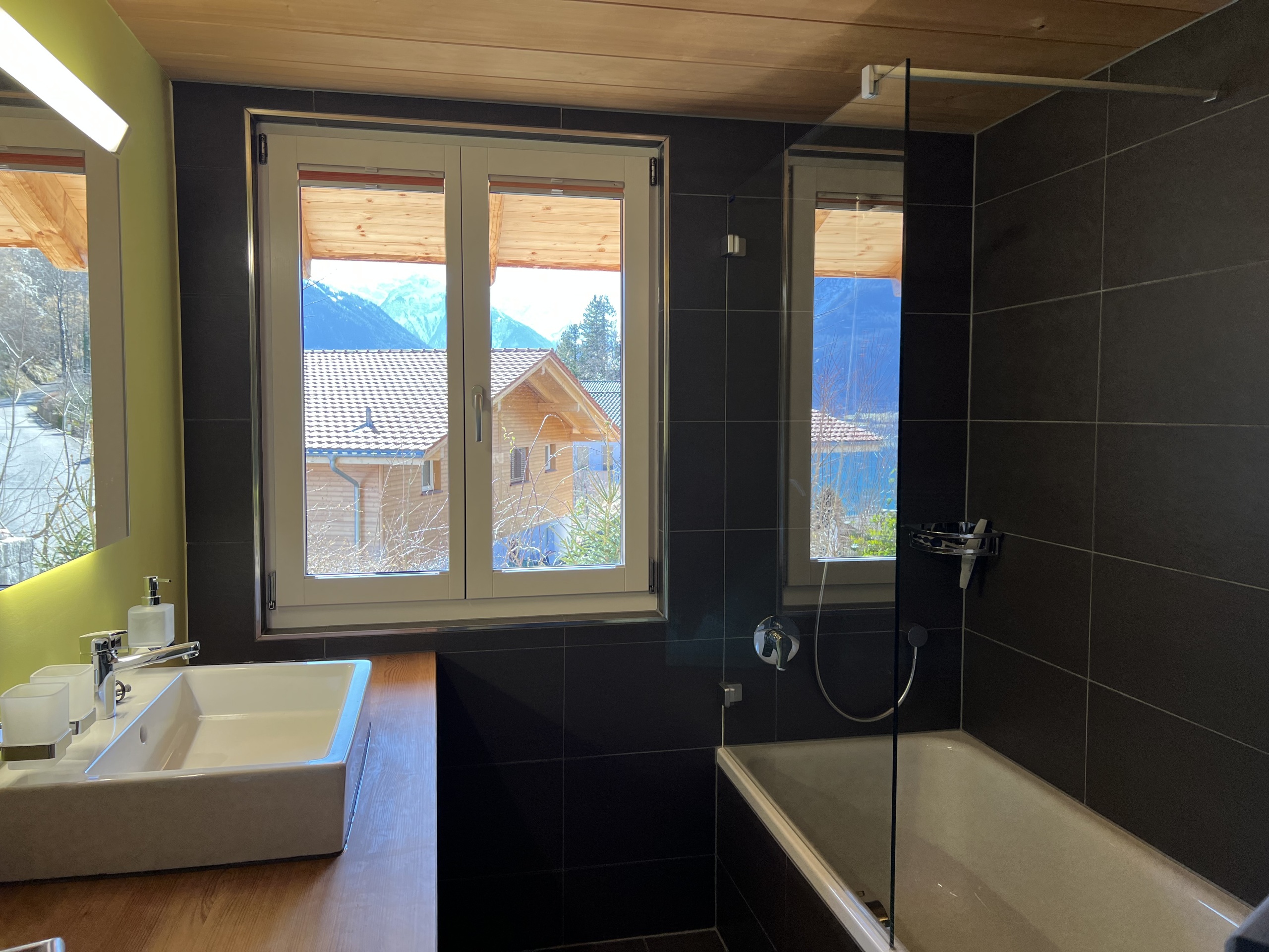 Modernes Badezimmer mit Blick auf die Berge
