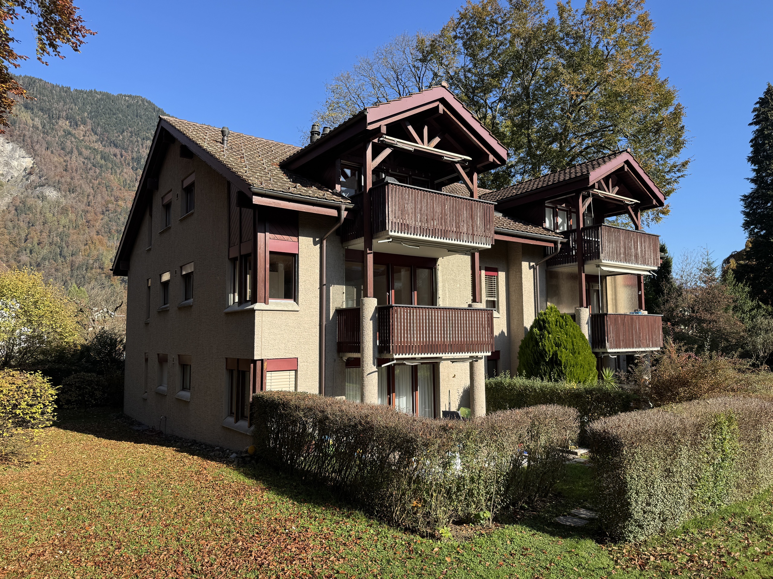 Alpines Wohnhaus mit Balkonen