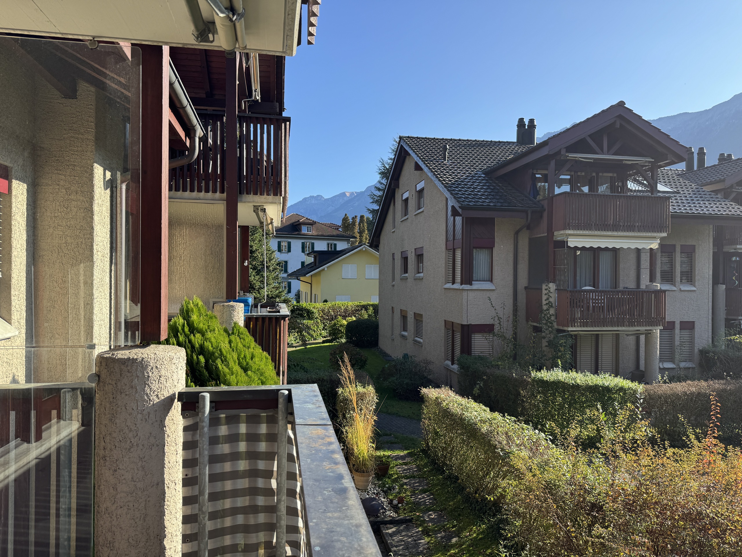 Balkonblick auf Wohnanlage mit Bergkulisse