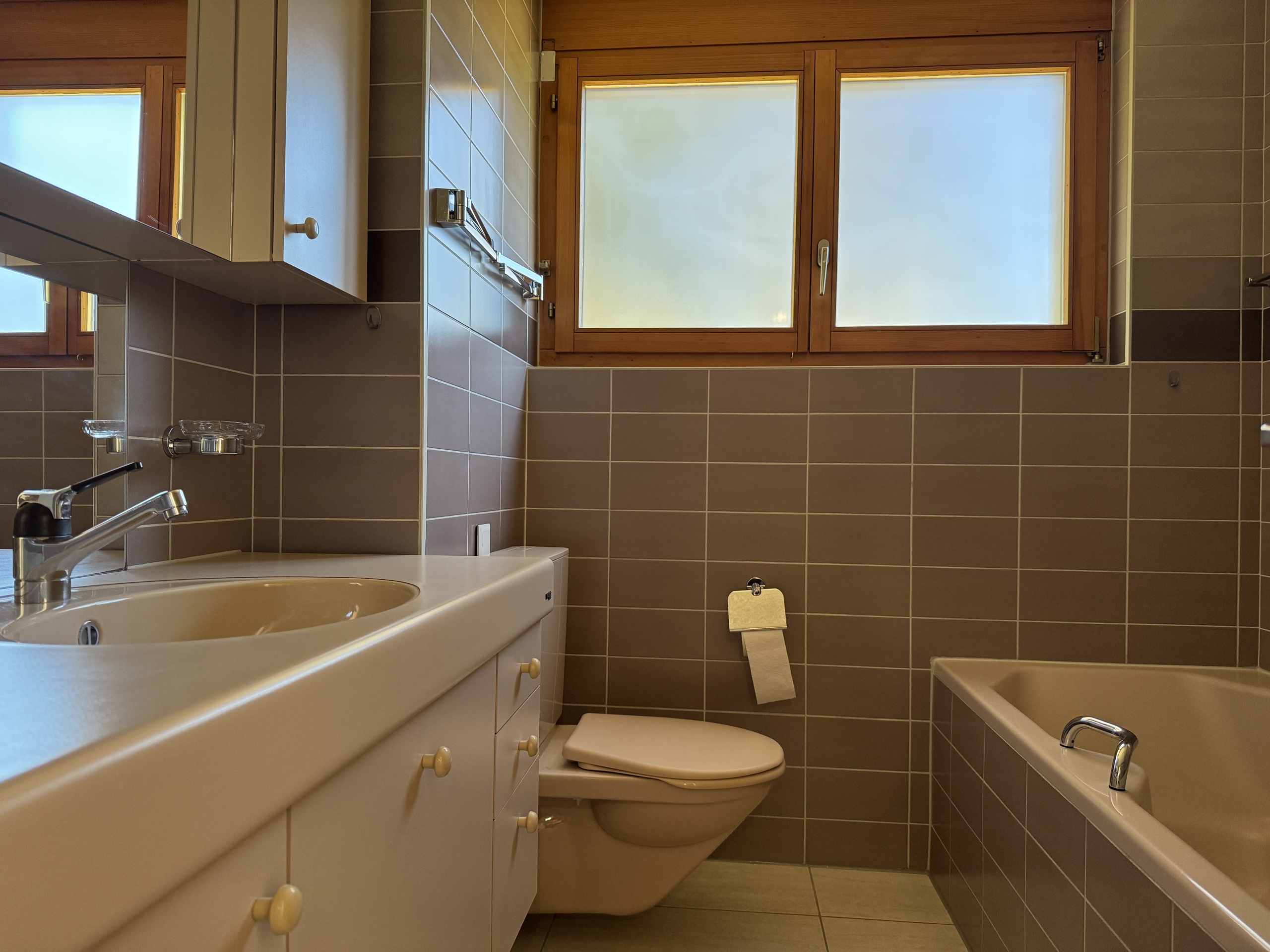 Kompaktes Badezimmer mit Badewanne und WC