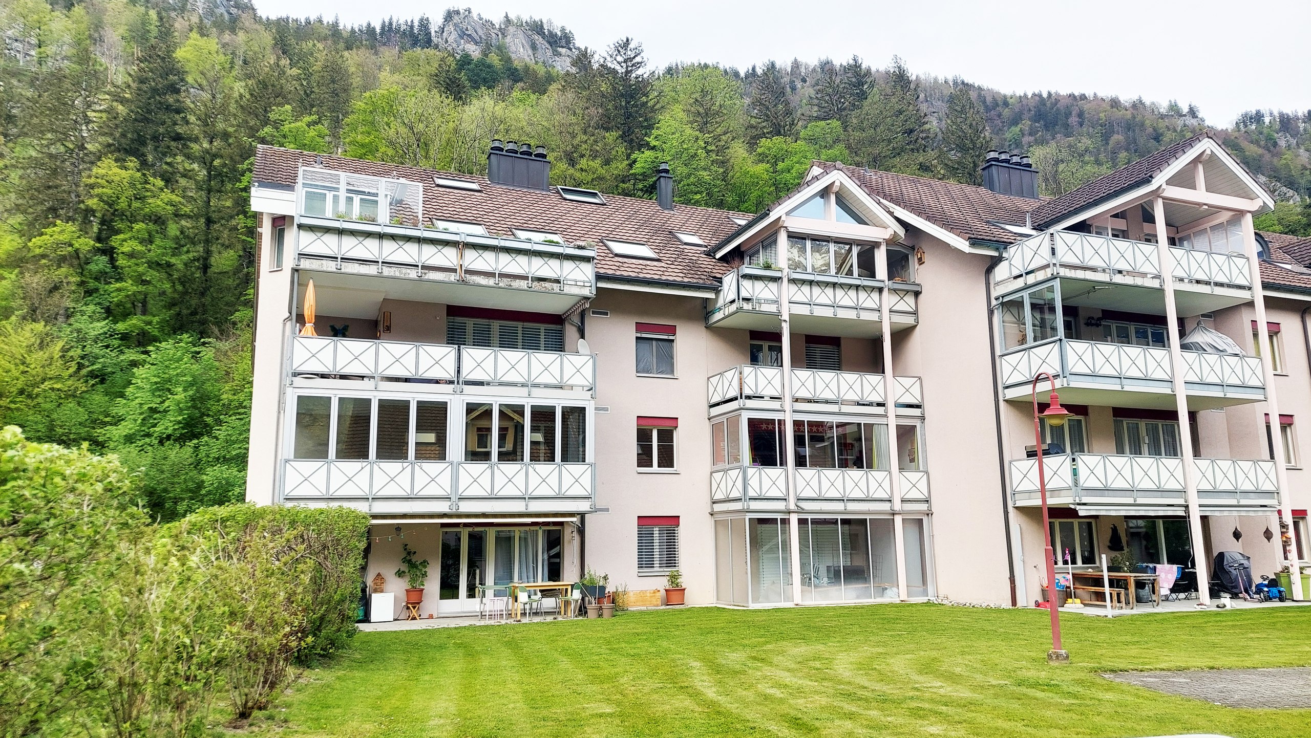 Mehrfamilienhaus mit Balkonen in Berglage