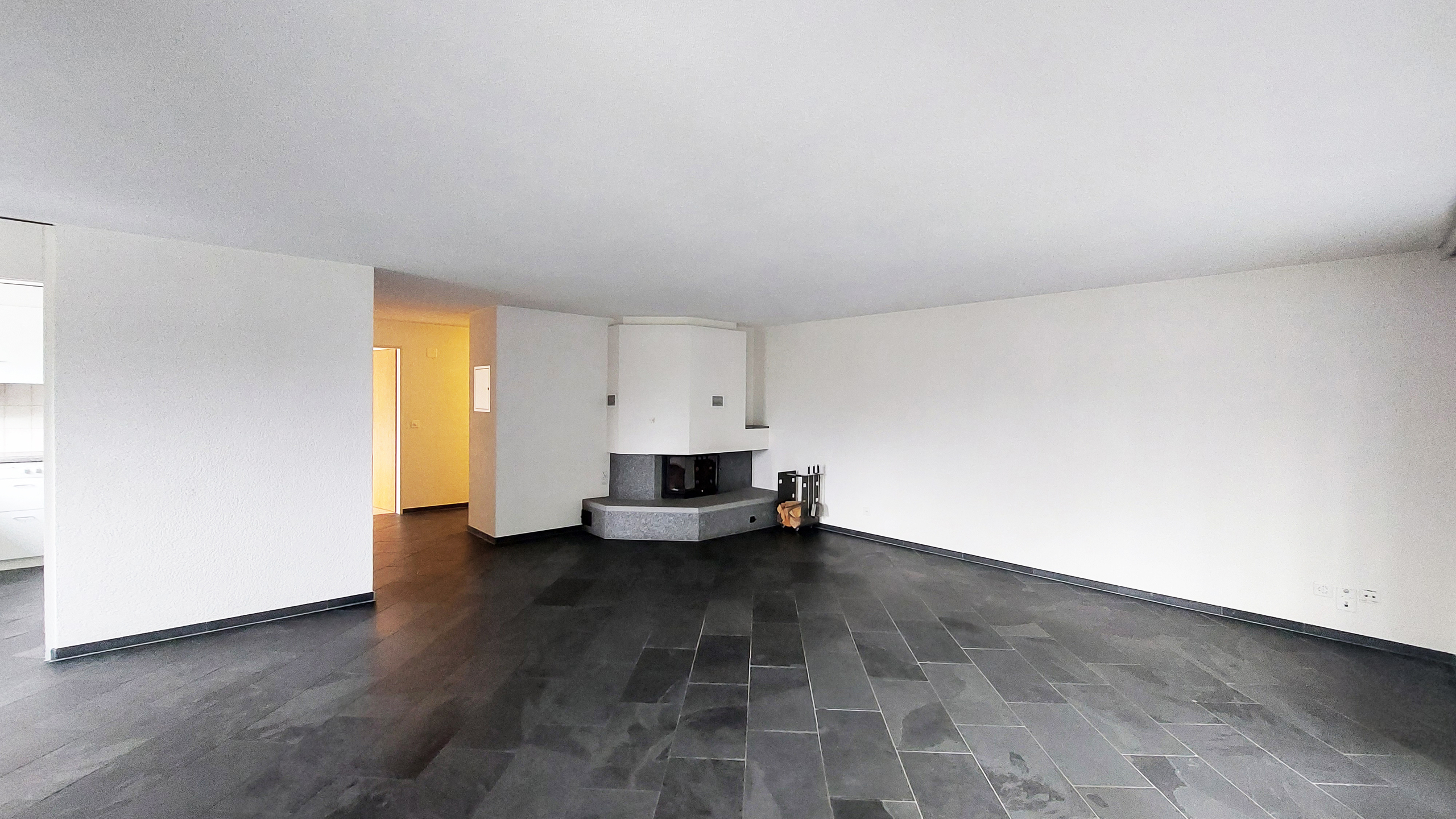 Wohnzimmer mit Kamin und dunklem Boden