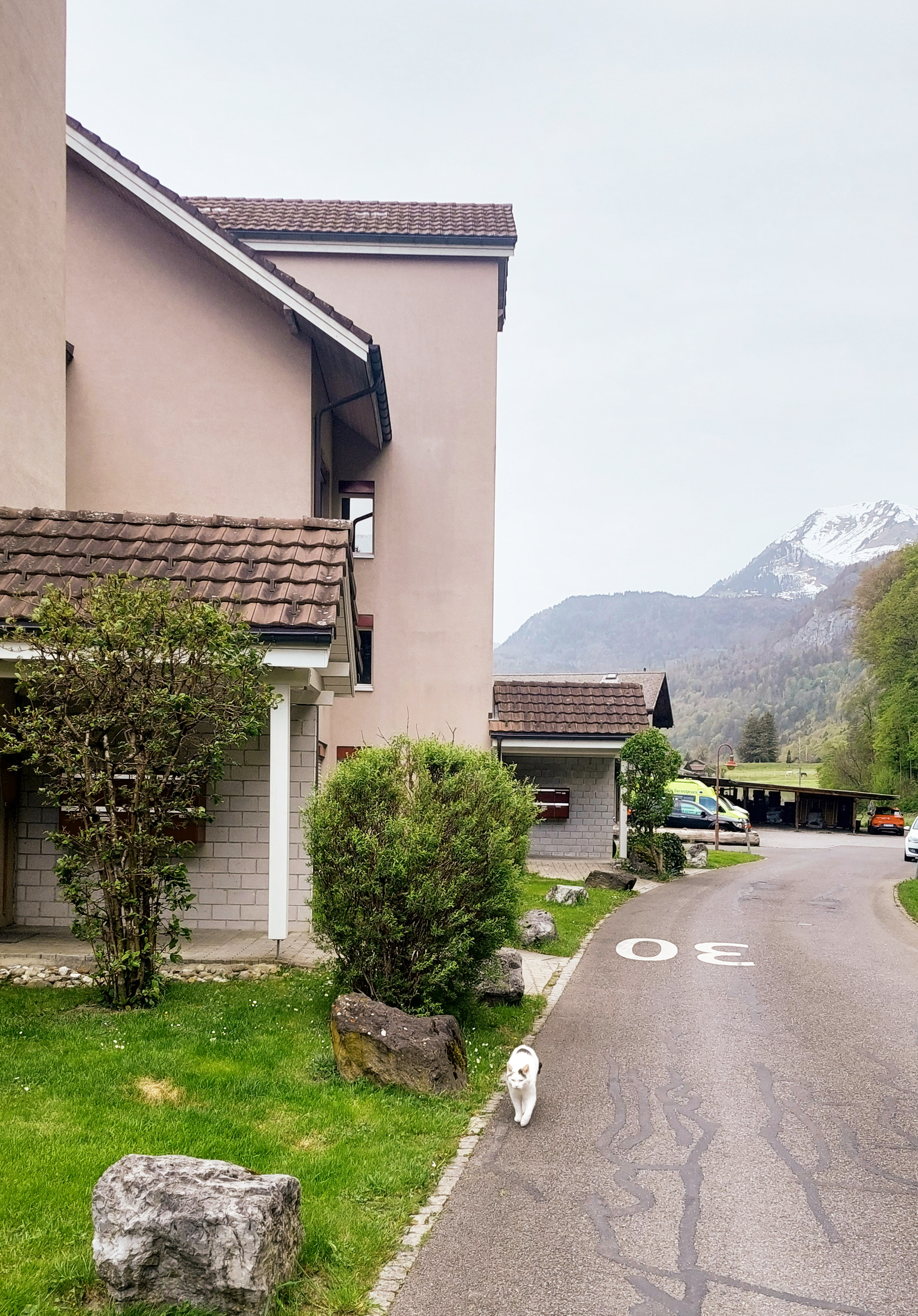 Außenansicht eines Wohngebäudes in alpiner Lage