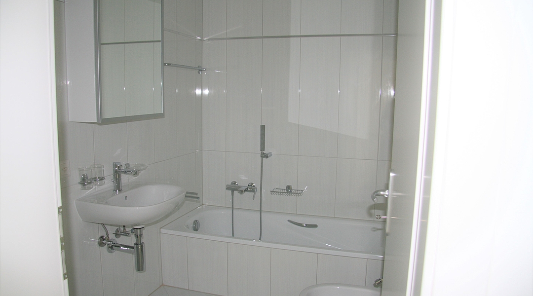 Modernes Badezimmer mit Badewanne und Waschtisch