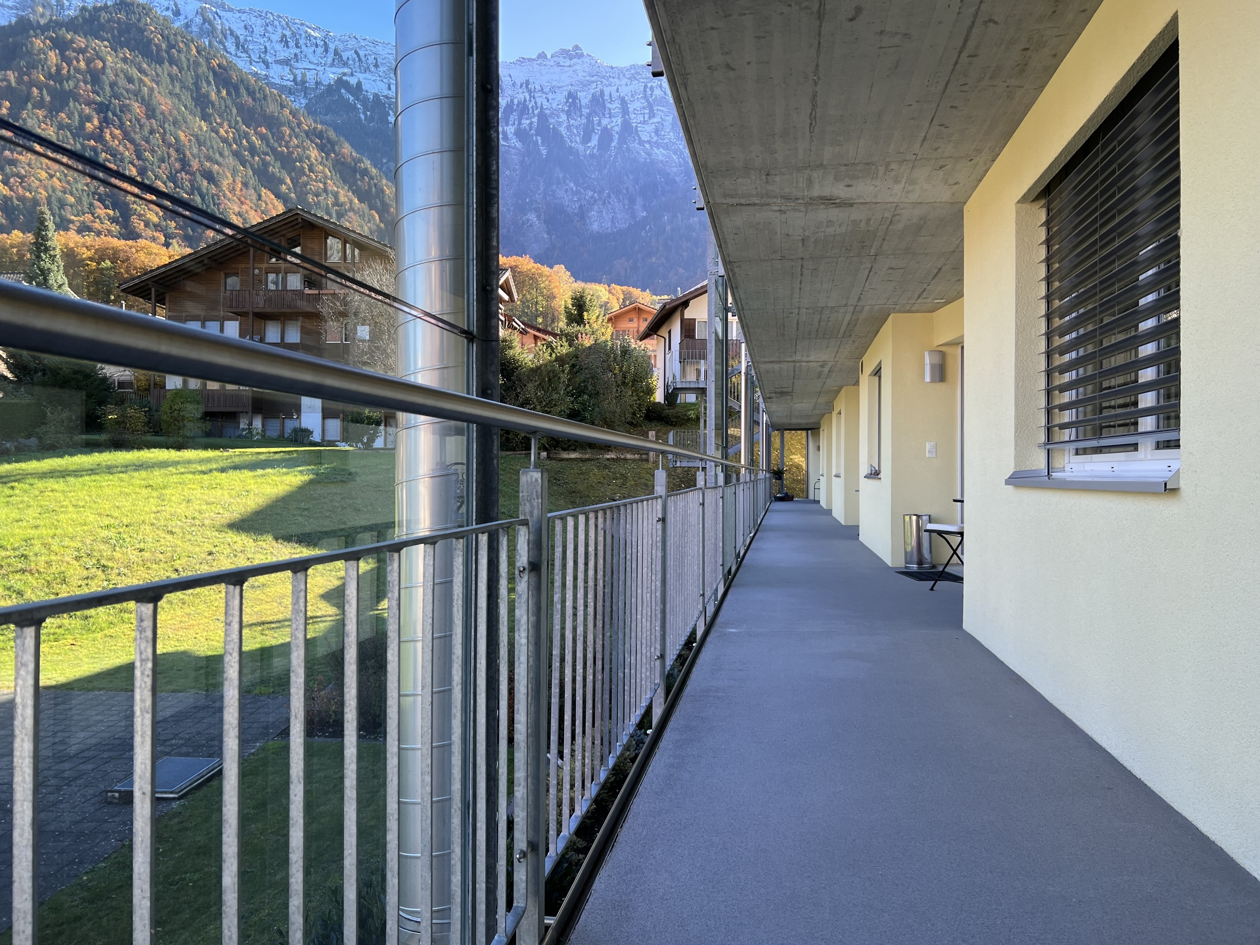 Überdachter Außenbalkon mit Bergblick