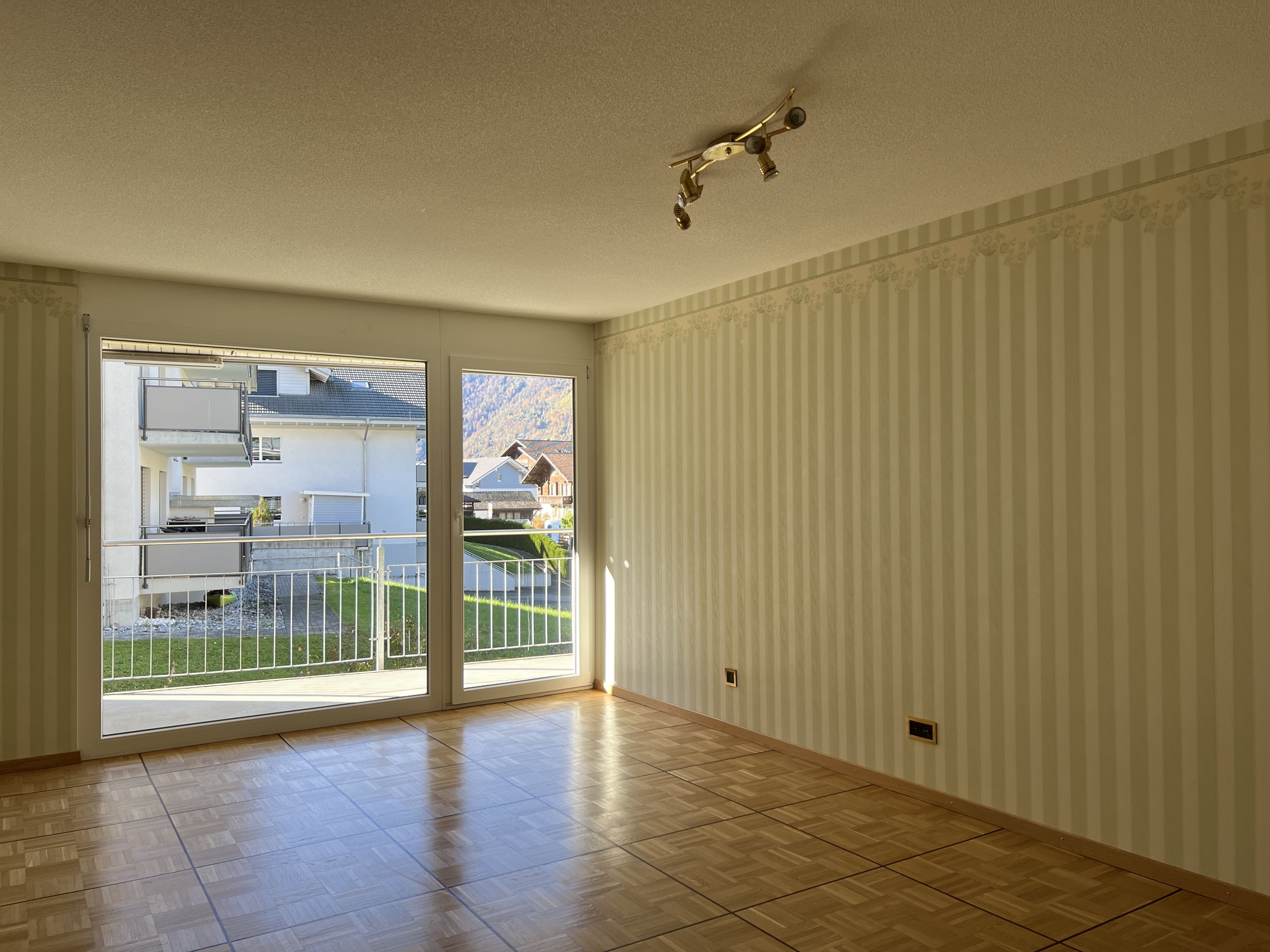 Leerer Wohnraum mit Balkonblick