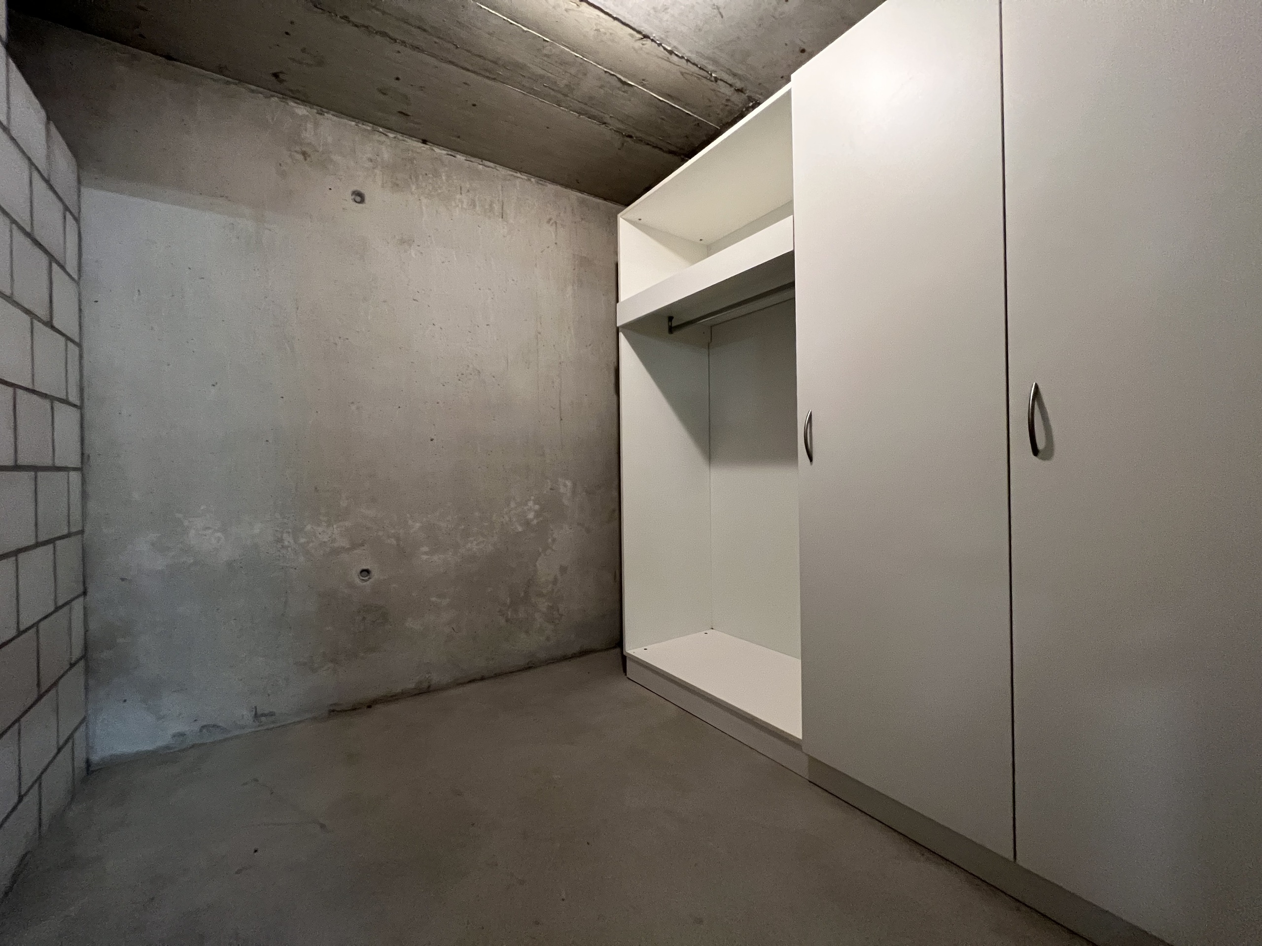 Kleiner unbeheizter Abstellraum mit Einbauschrank