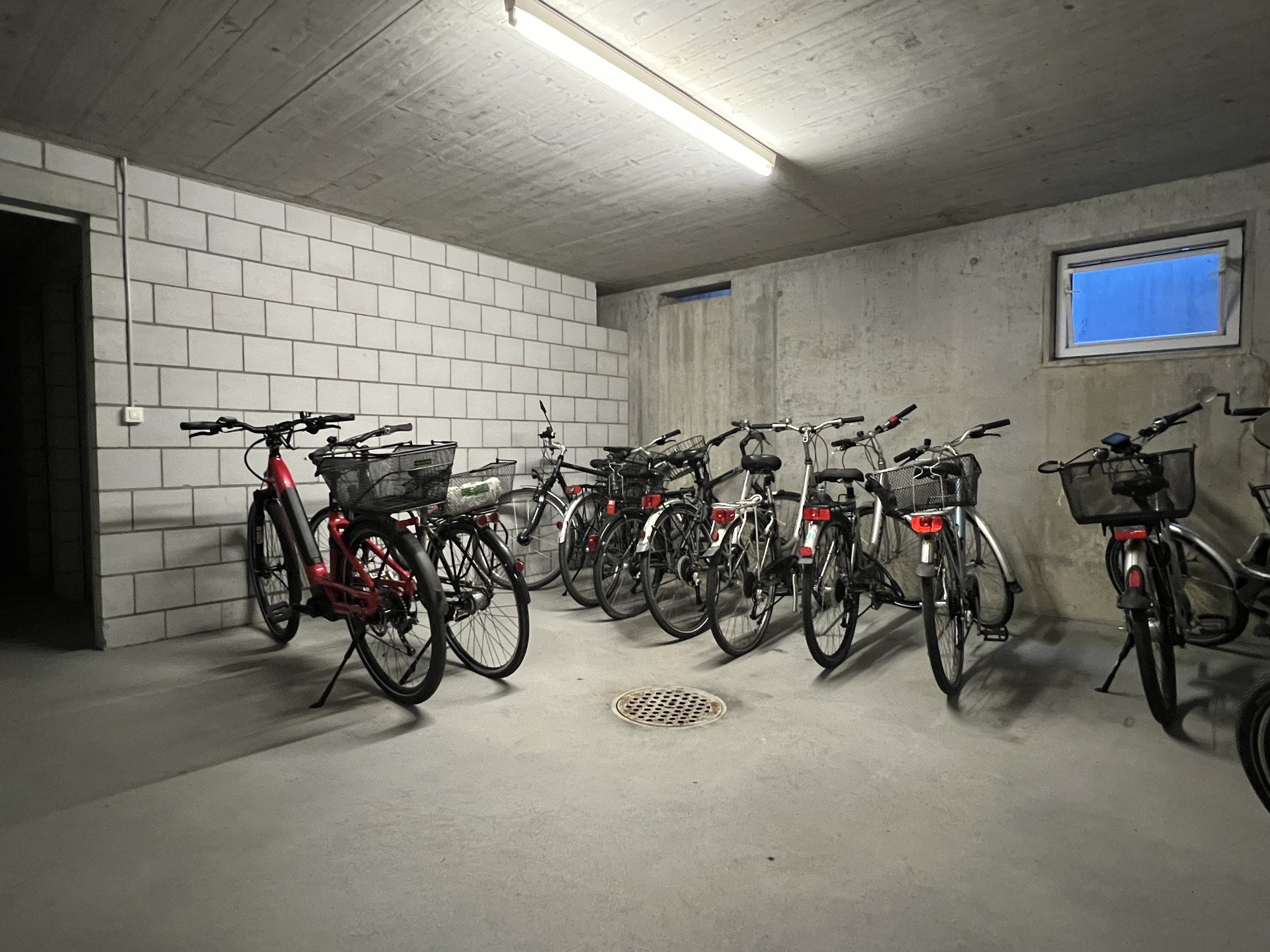 Fahrradkeller mit Betonwänden und mehreren Fahrrädern