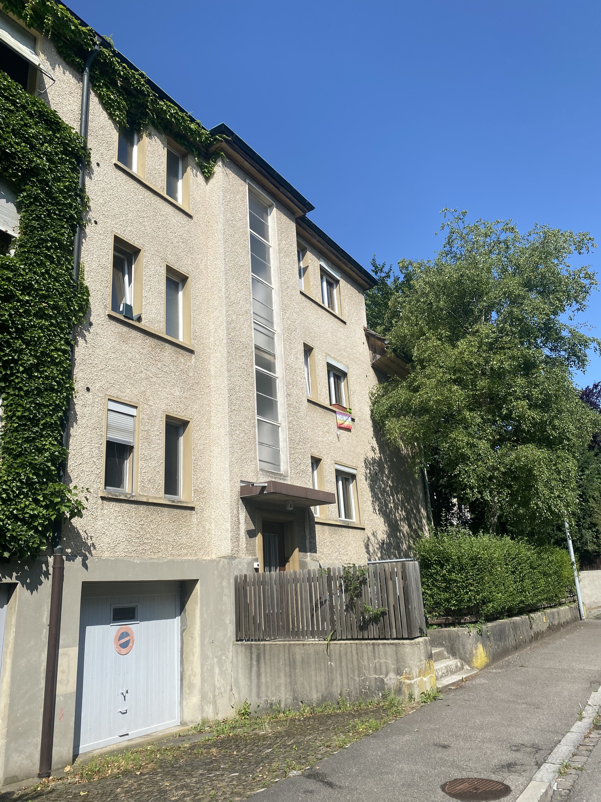 Mehrfamilienhaus mit begrüntem Fassadenbereich