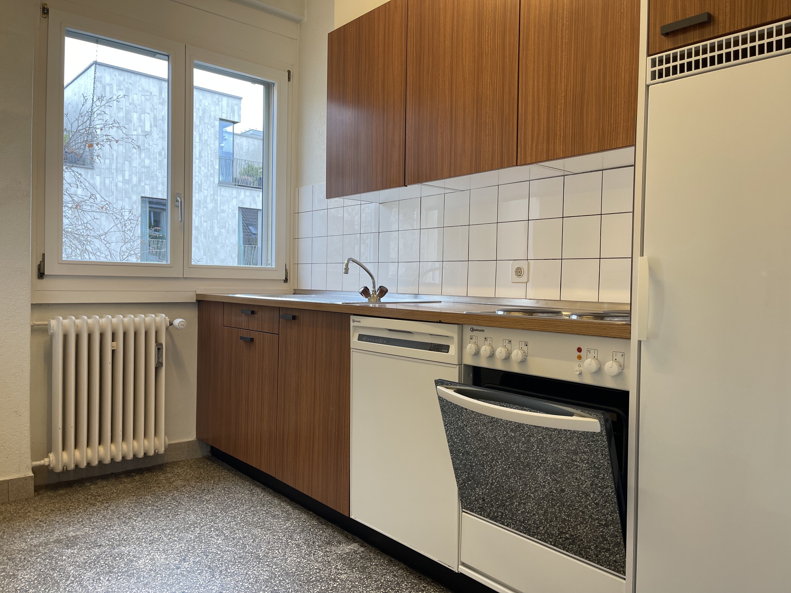 Kleine Küche mit Fenster und Elektrogeräten