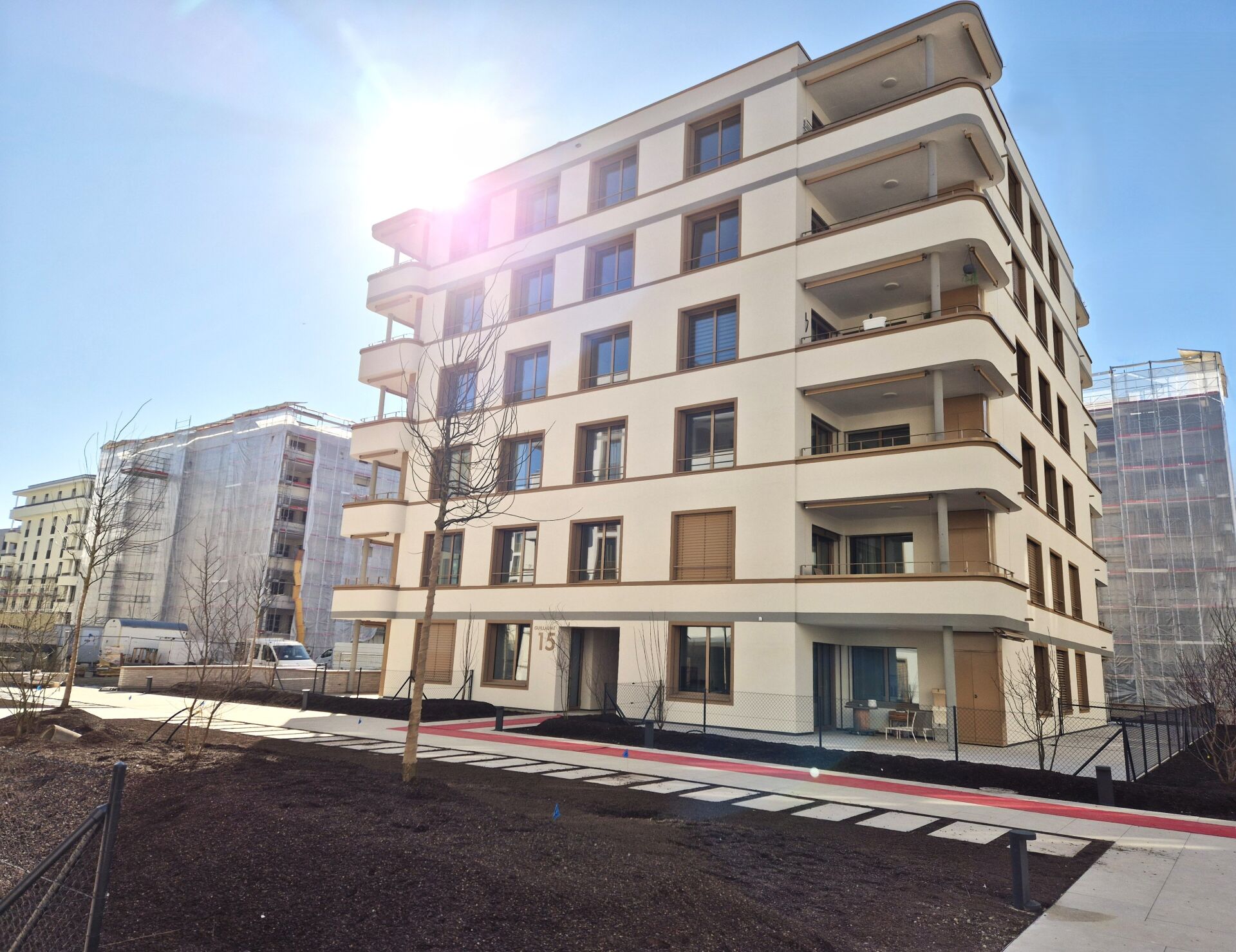 Modernes Mehrfamilienhaus mit Balkonen