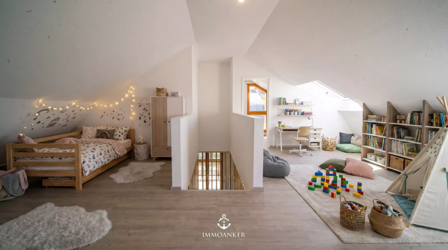 Helles Dachgeschoss-Kinderzimmer mit Galerie