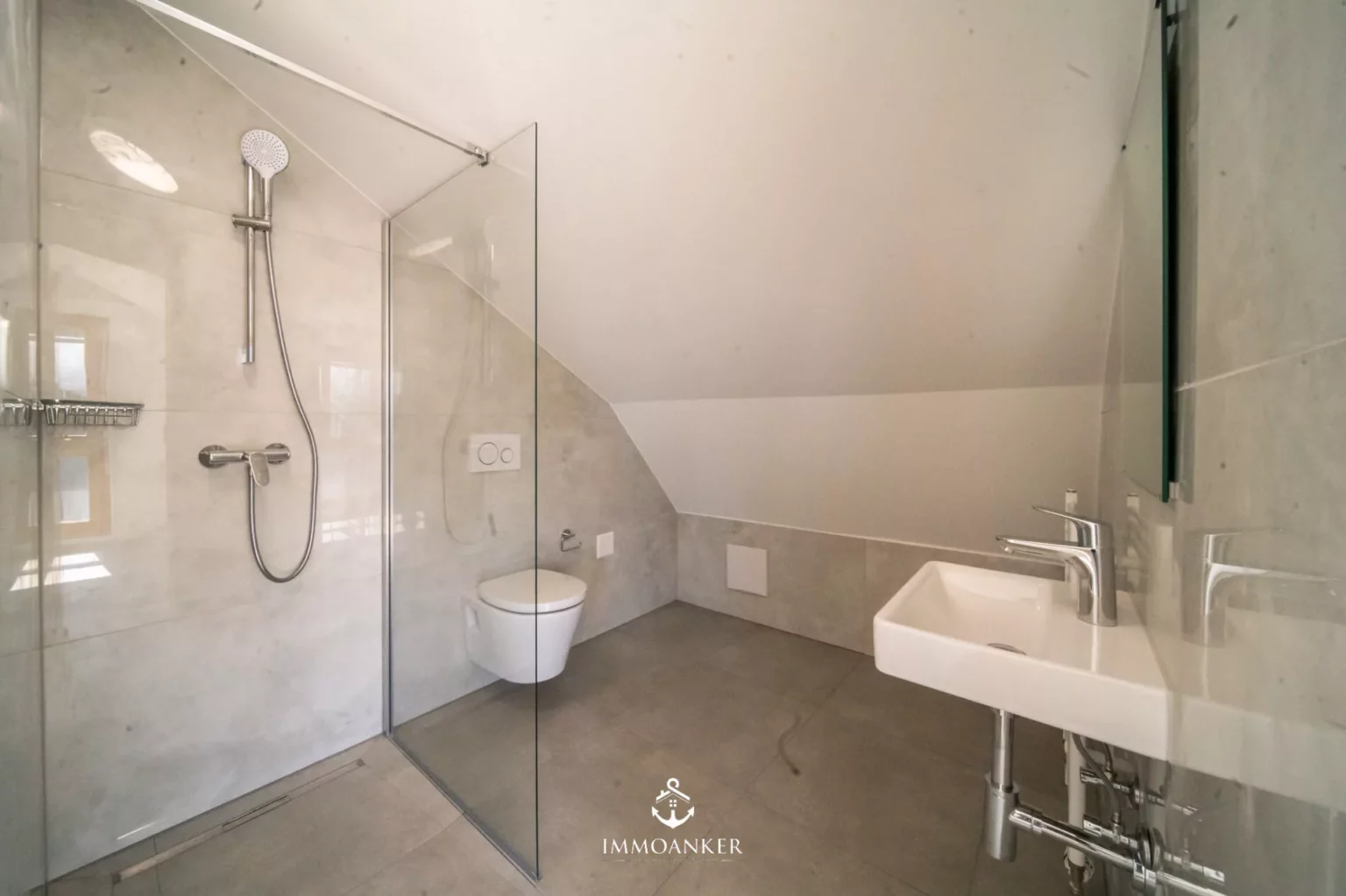 Modernes Dachgeschoss-Badezimmer mit Dusche und WC