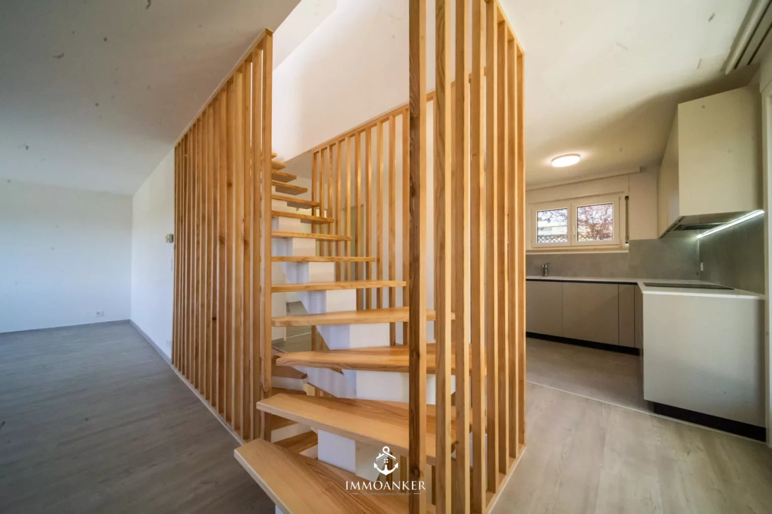 Offener Wohnbereich mit Treppe und Küche