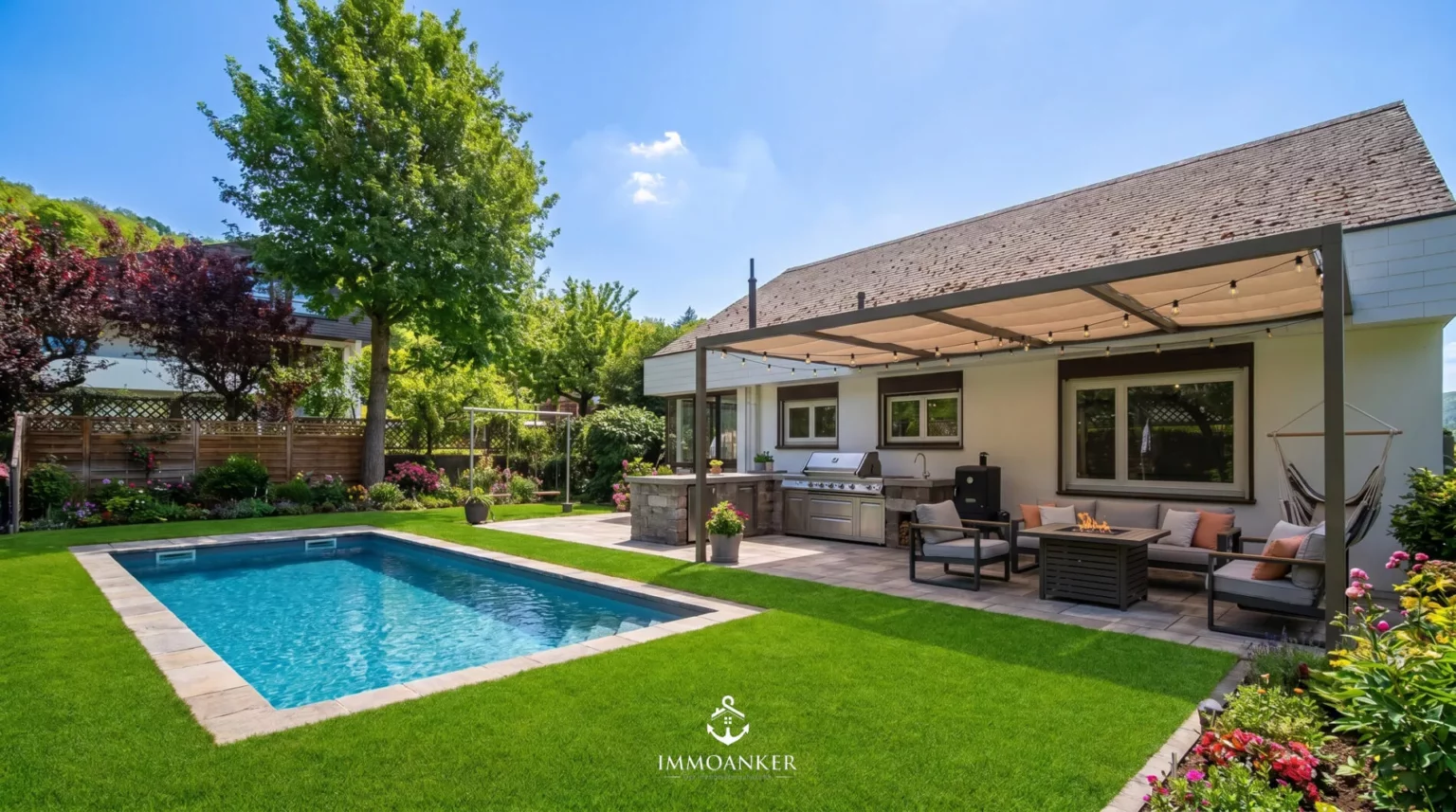 Außenansicht mit Pool und überdachter Terrasse