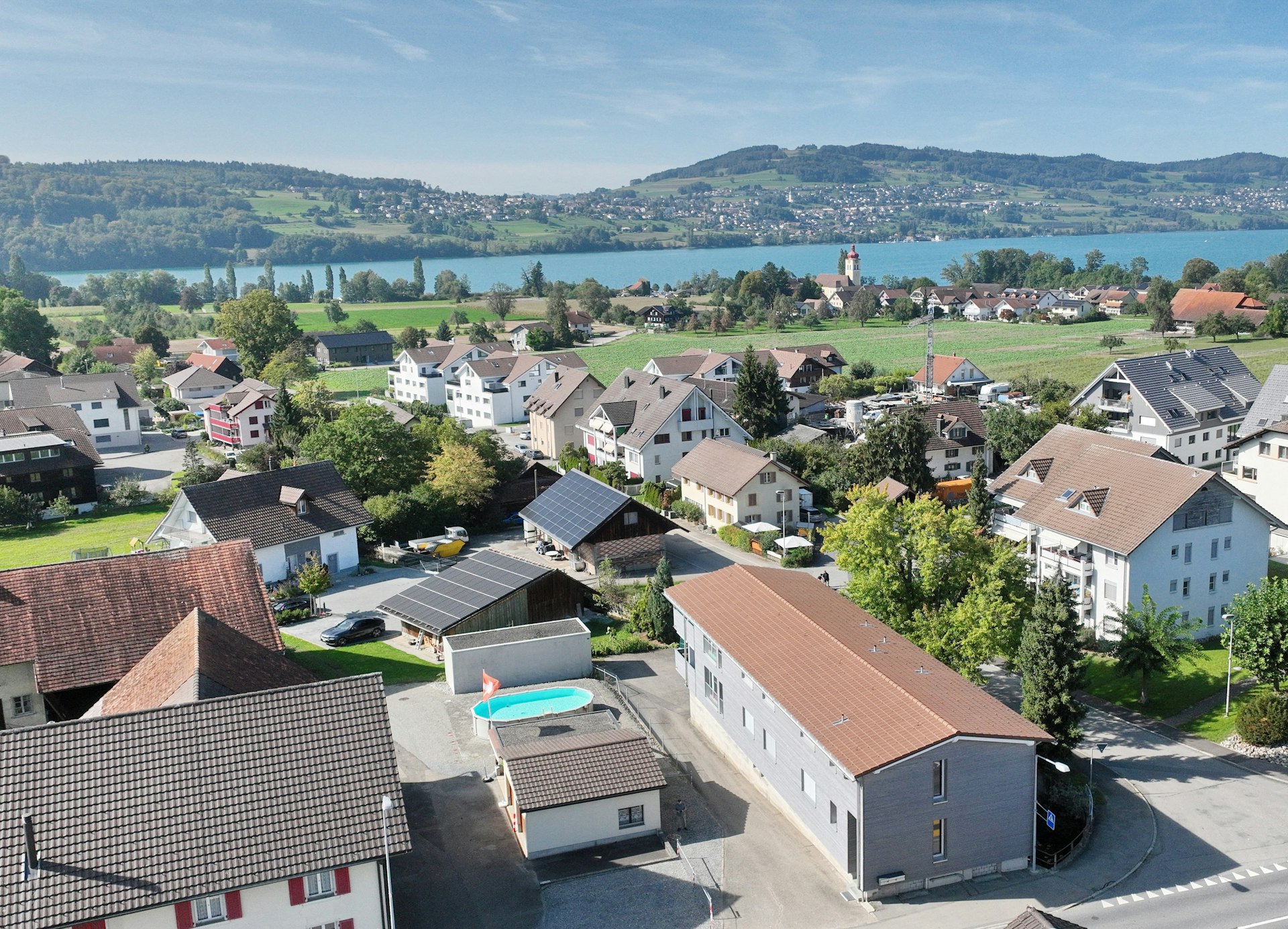 Luftaufnahme eines Wohngebiets am See
