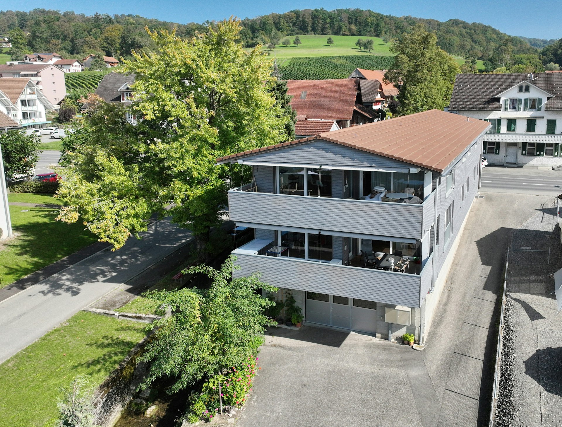 Drohnenaufnahme eines Mehrfamilienhauses in ländlich-grünem Umfeld