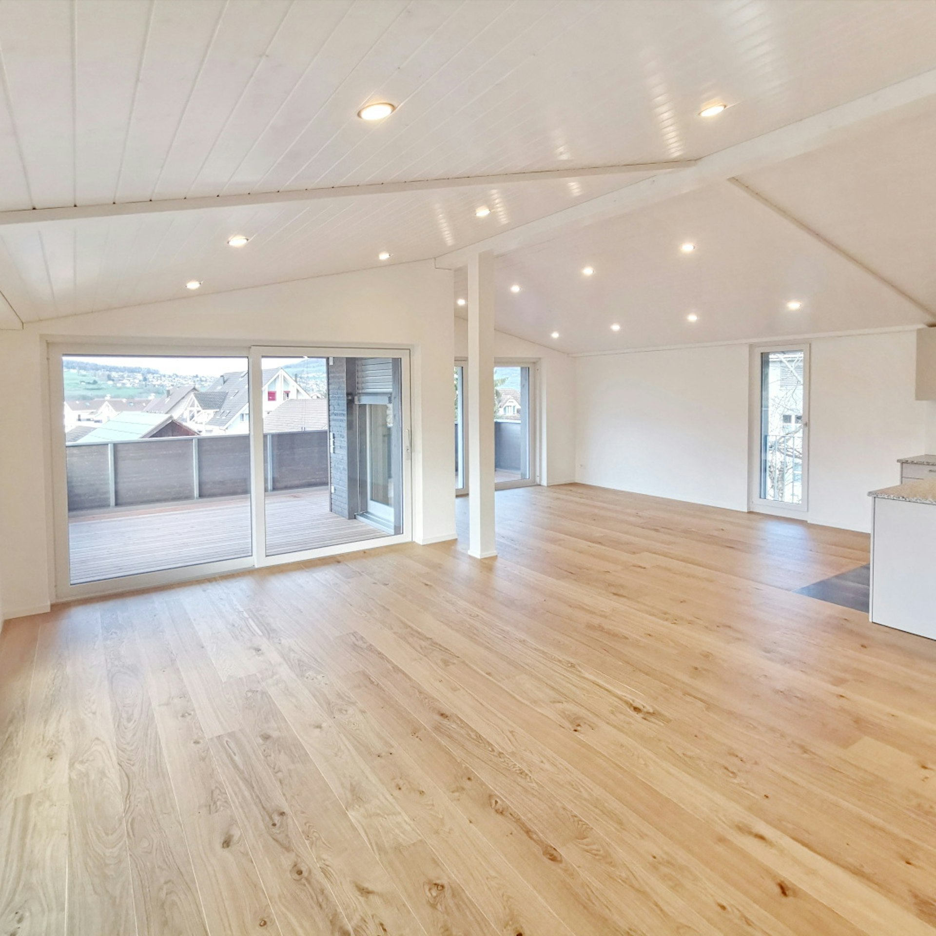Heller Wohnraum mit Dachschräge und Terrasse