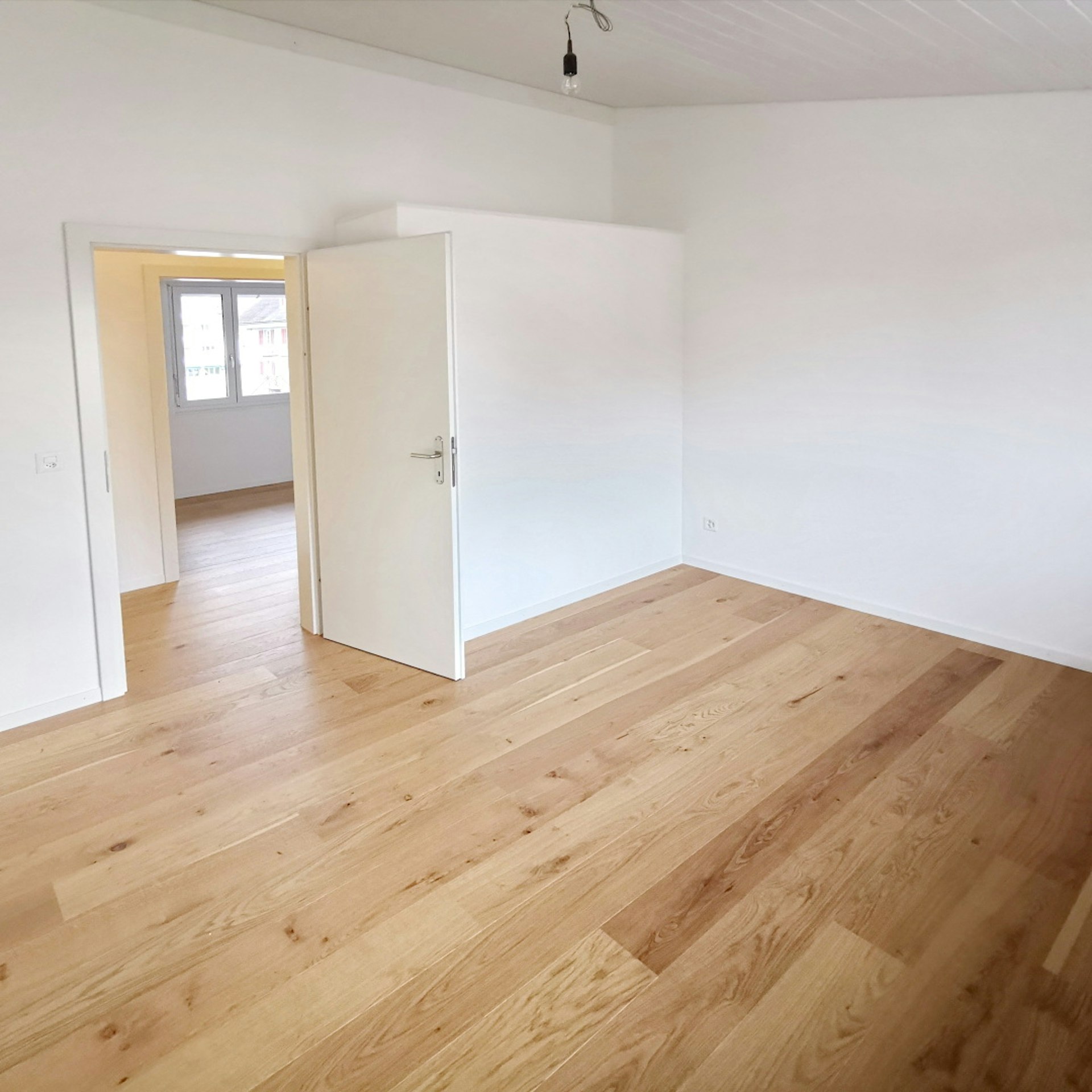 Leeres, helles Zimmer mit Parkett