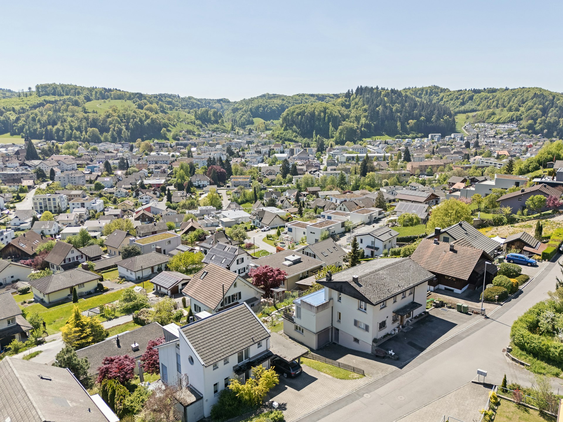 Luftaufnahme eines Wohnviertels mit Talblick