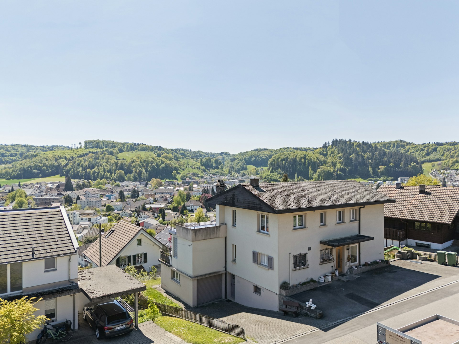 Wohnumgebung mit Bergblick