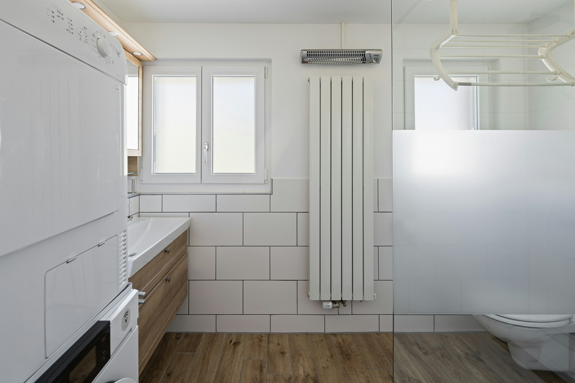 Helles Badezimmer mit Glasdusche und Waschtisch