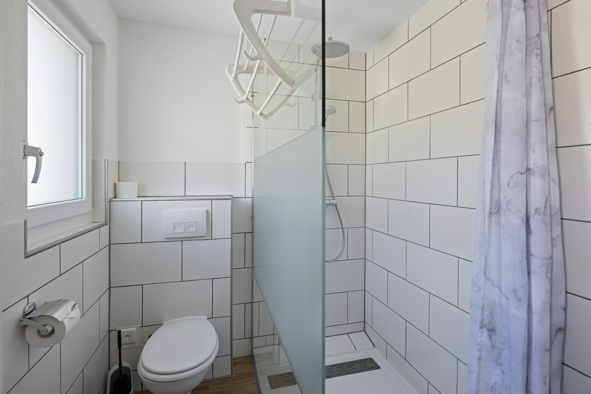 Kompaktes, helles Badezimmer mit Dusche und WC
