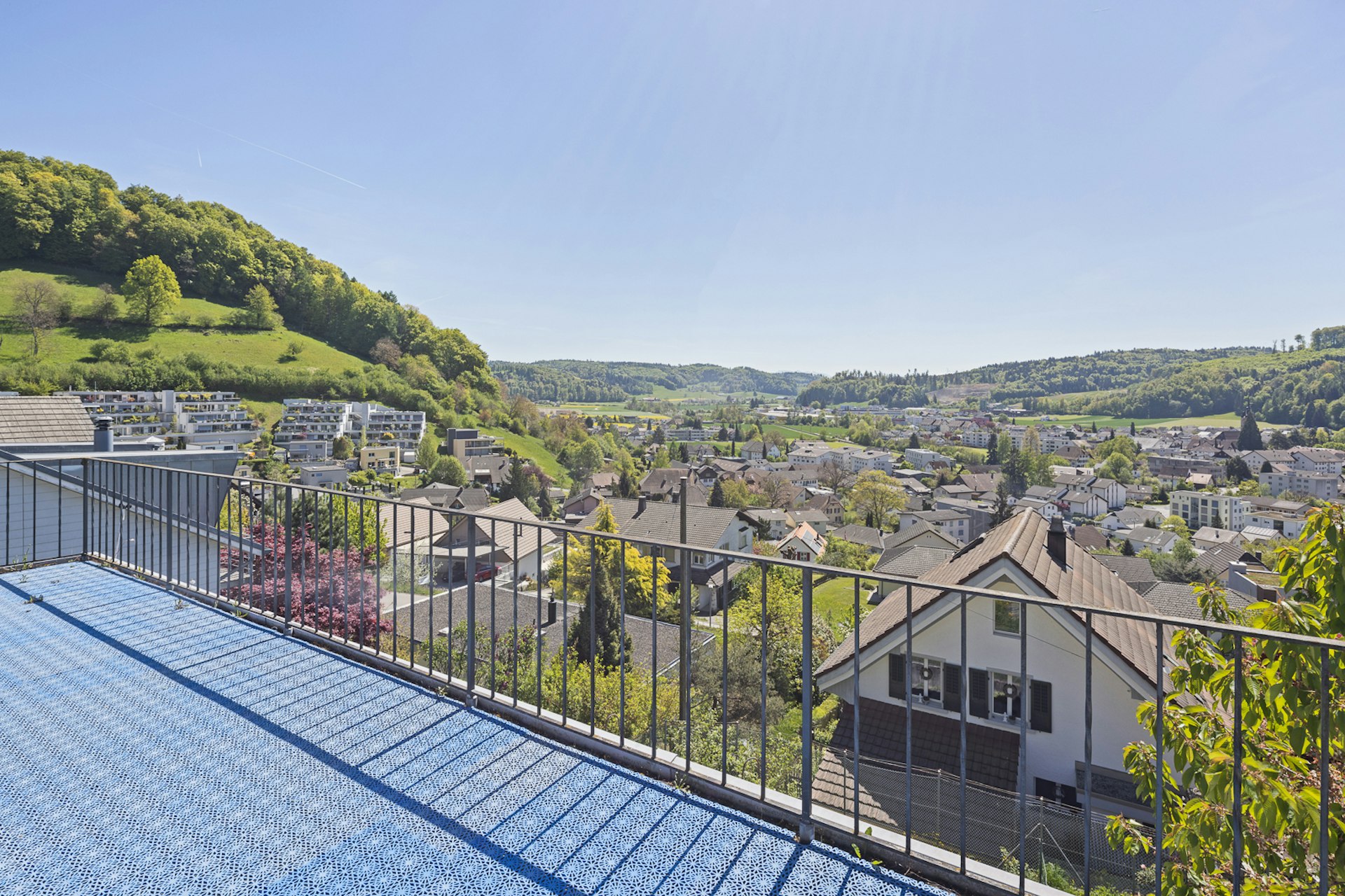 Balkon mit Panoramablick ins Tal