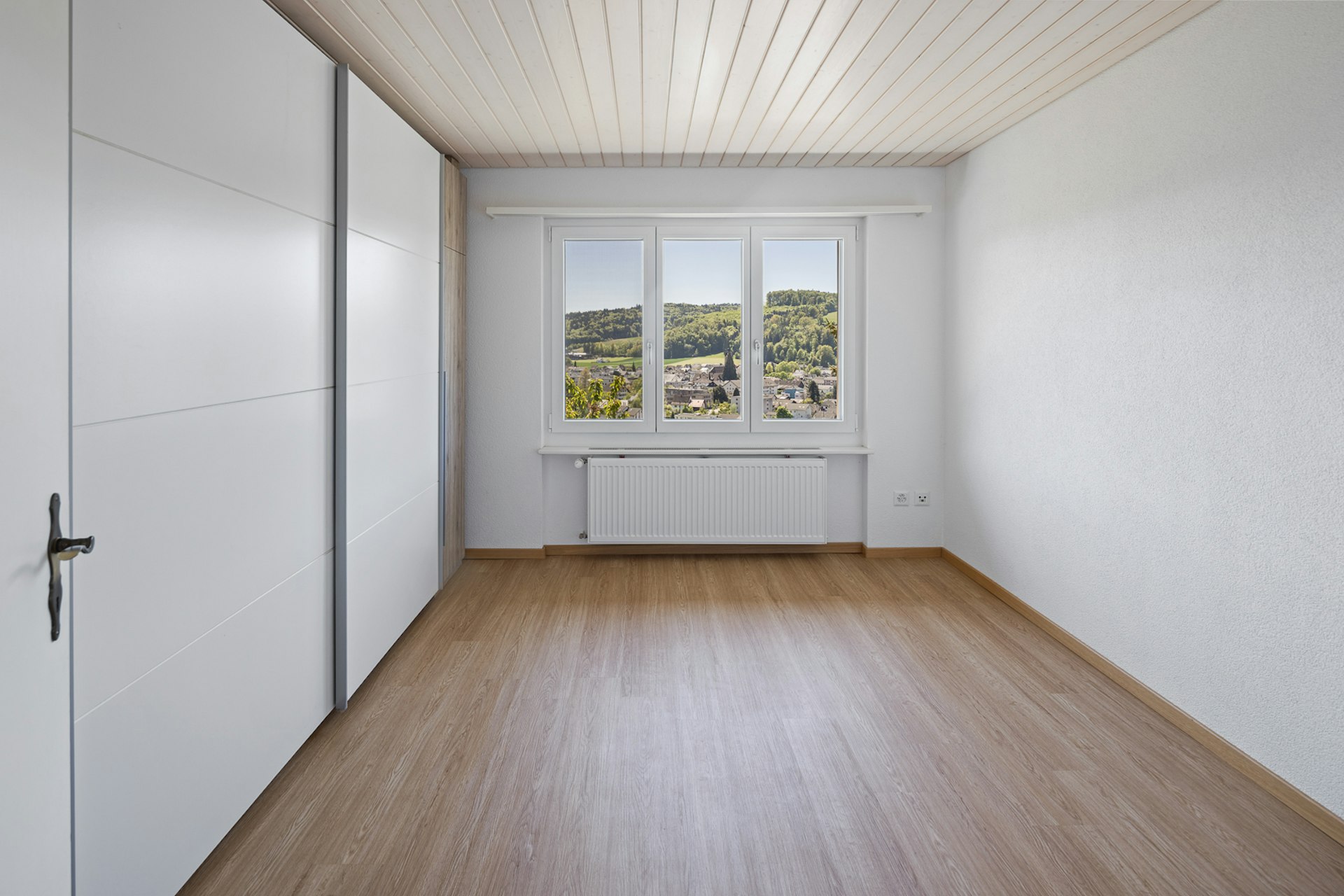 Helles leeres Schlafzimmer mit Bergblick