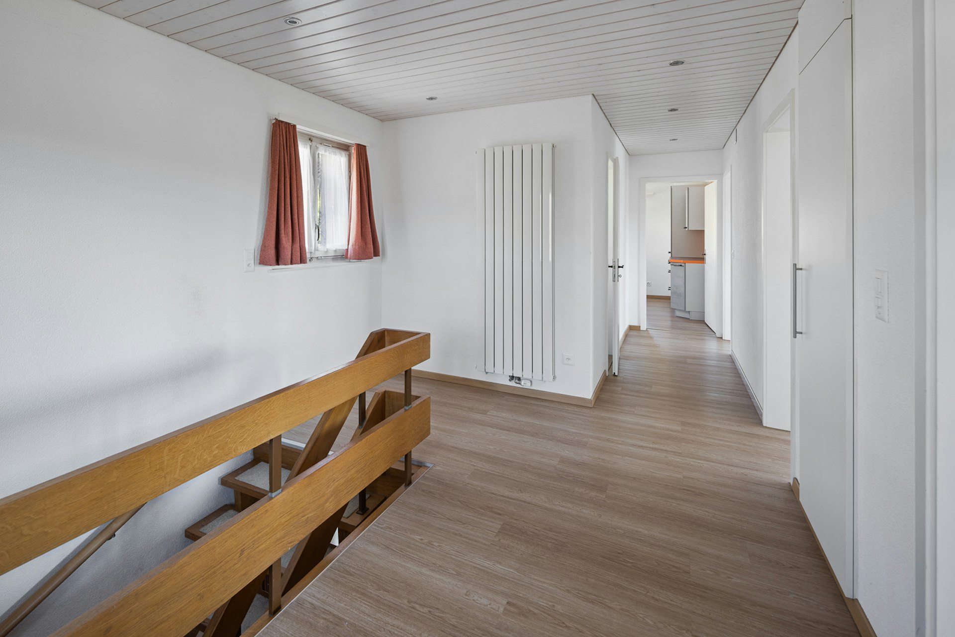 Heller Flur mit Treppe