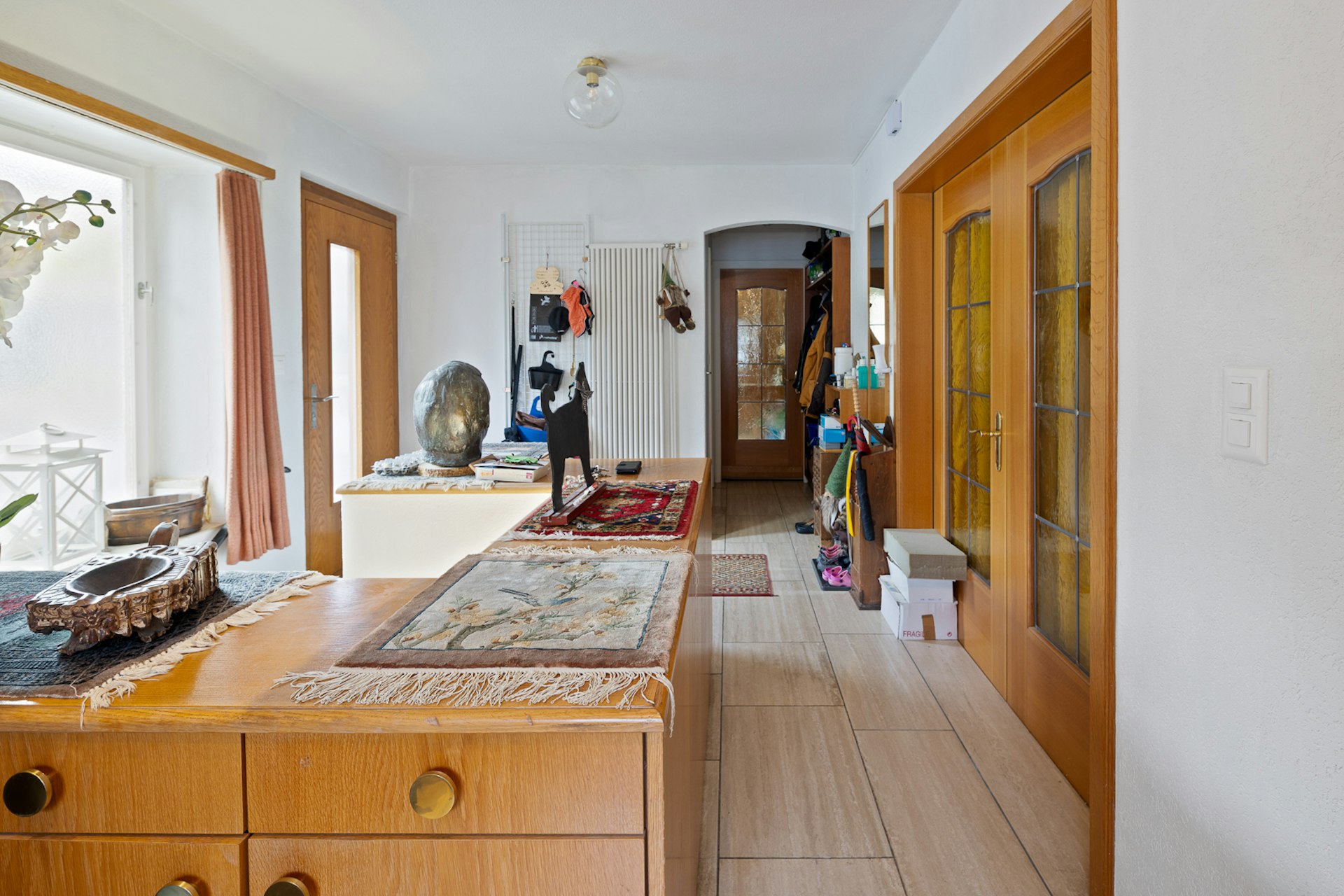 Flur mit Holz- und Glaselementen