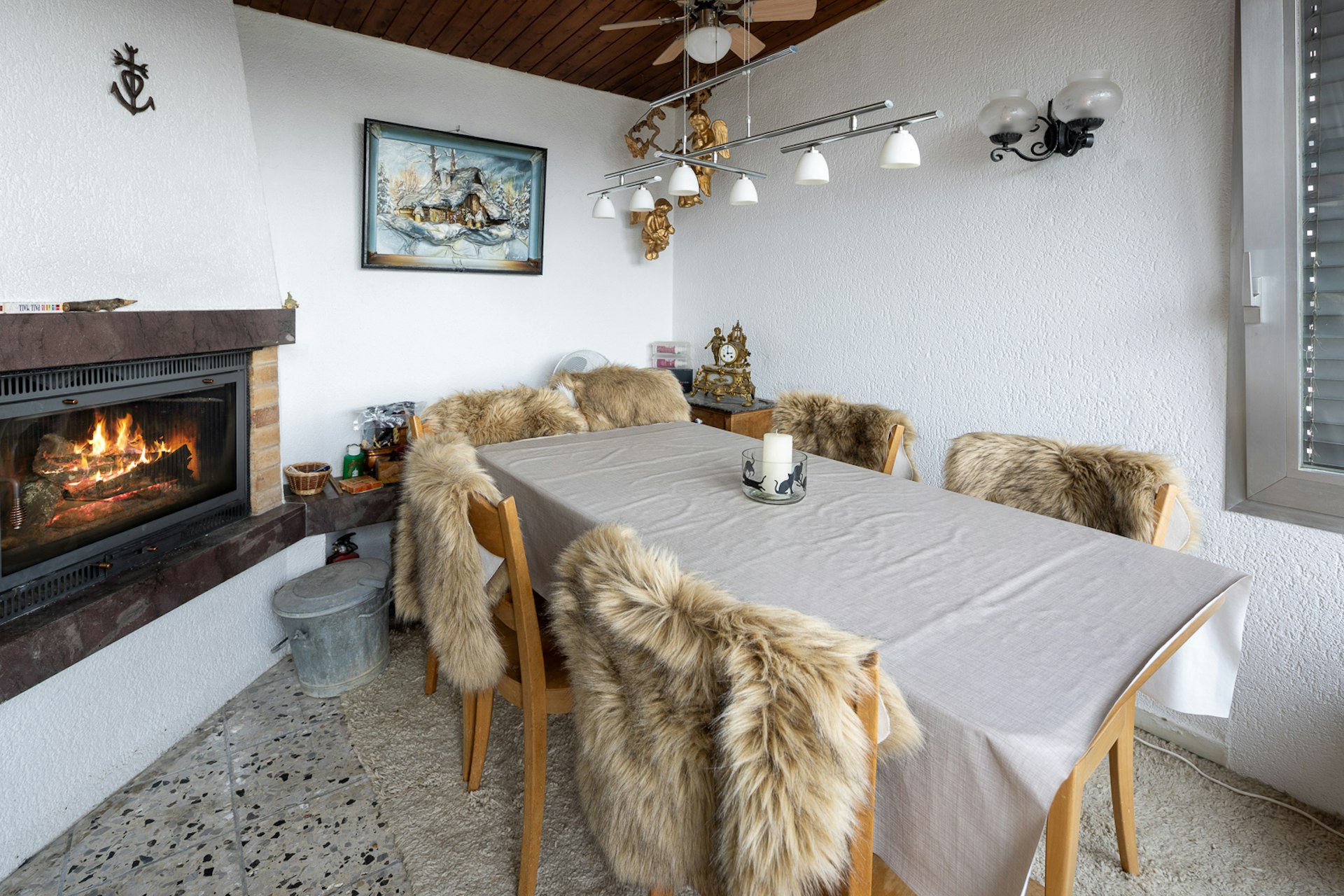 Gemütlicher Essbereich mit Kamin