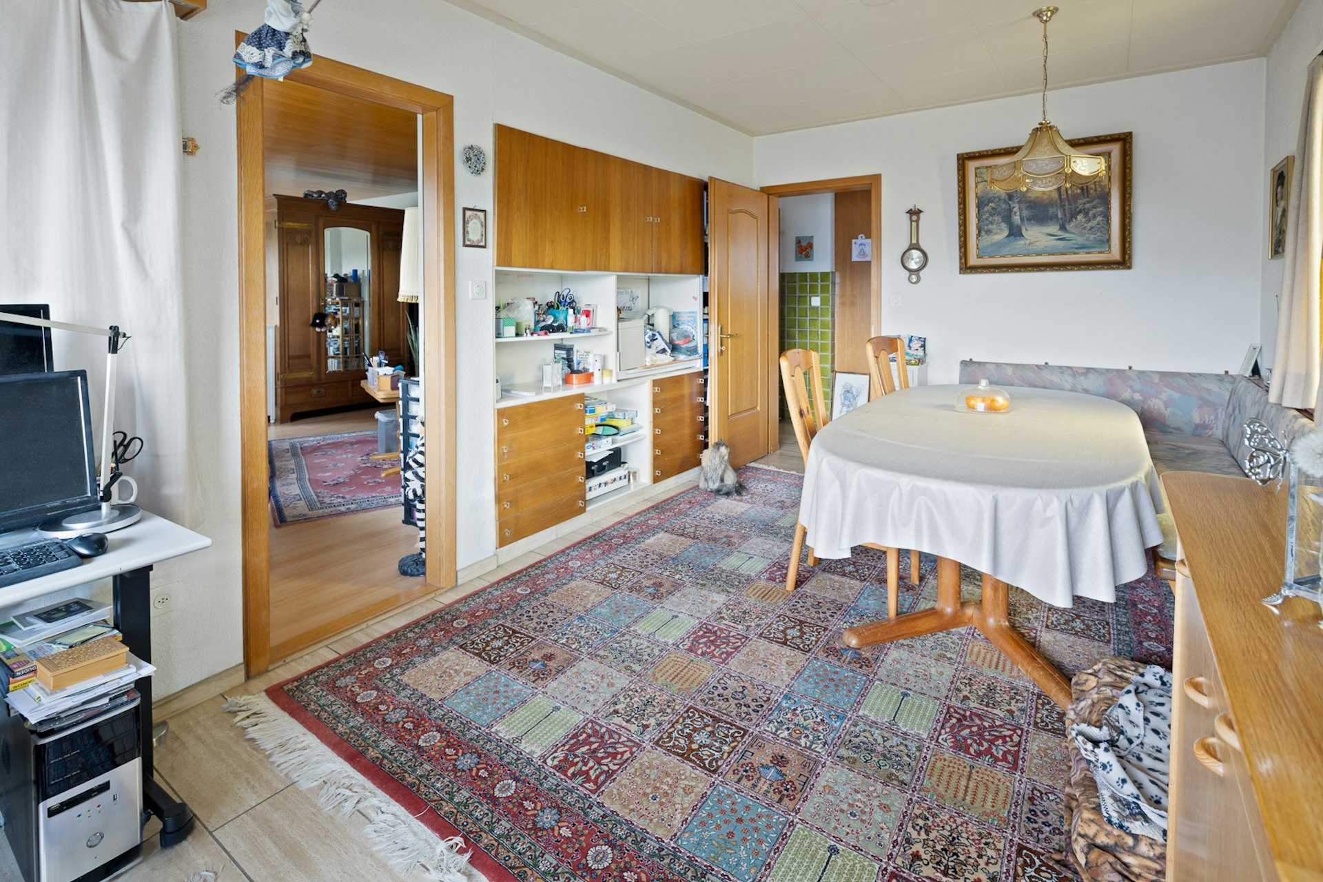 Wohn- und Esszimmer mit älterer Möblierung
