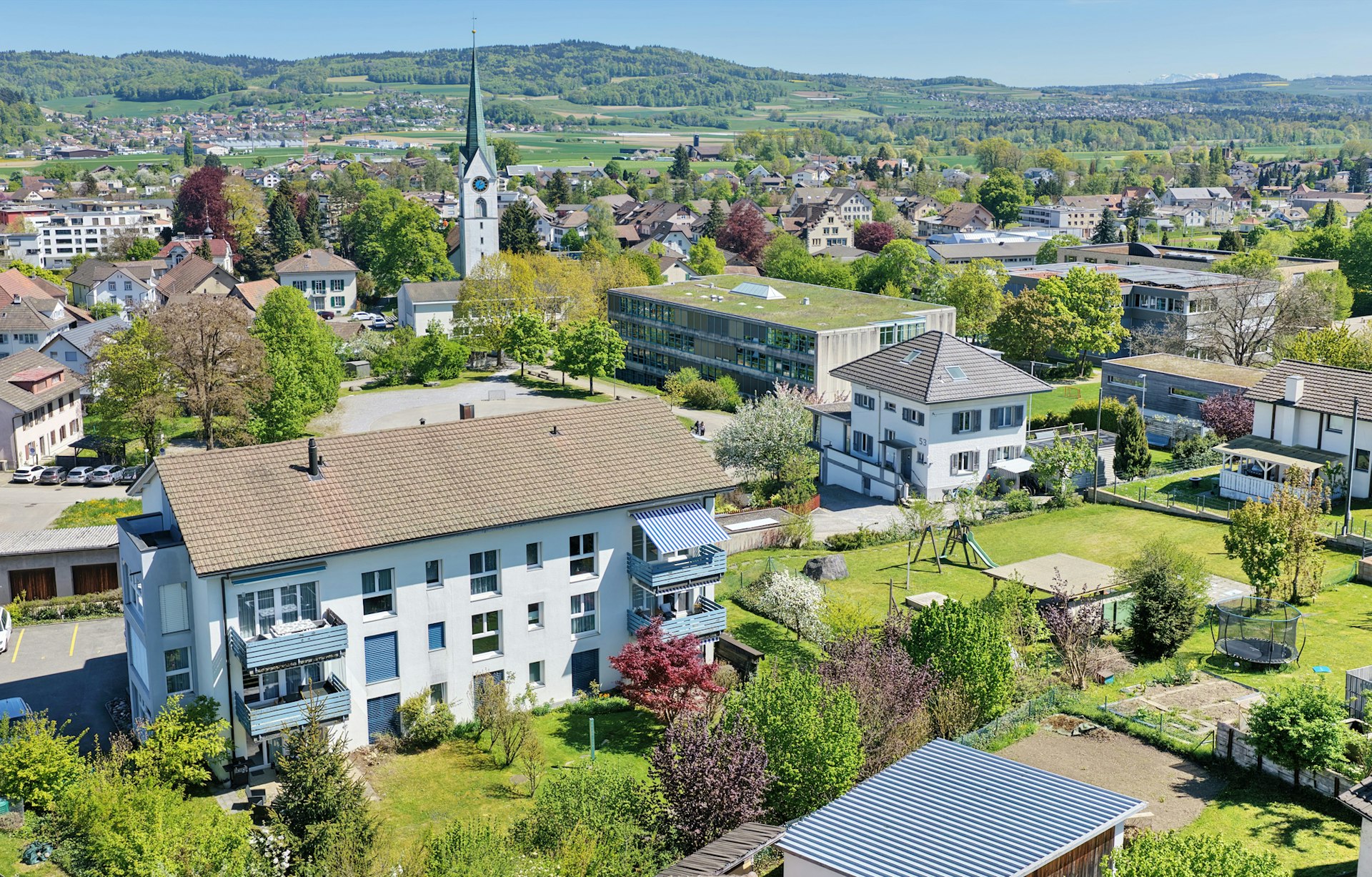 Städtische Wohnsiedlung mit Kirchturm und Grünanlagen