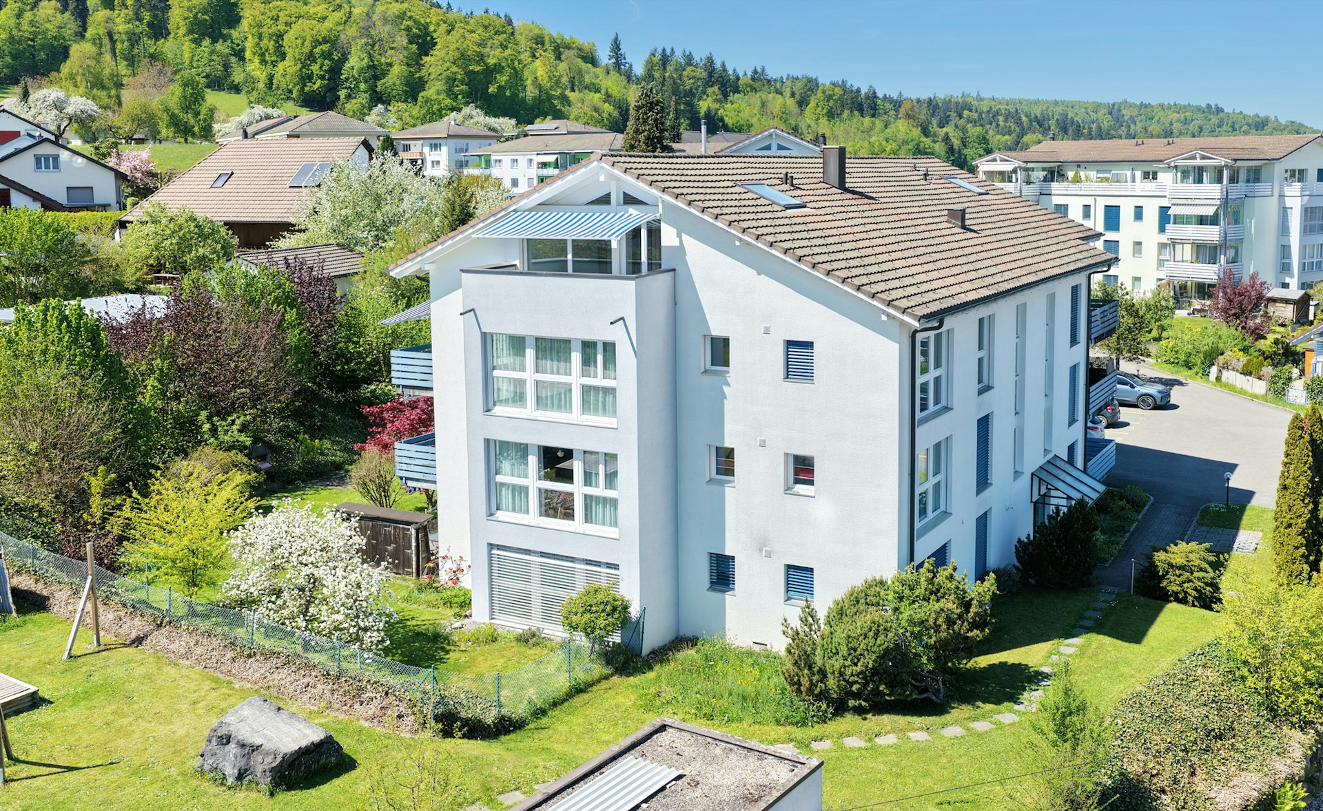 Helles Mehrfamilienhaus mit Garten in ruhiger Wohnlage