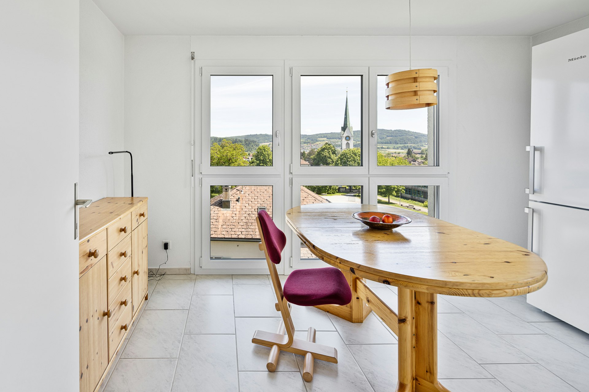 Helles Esszimmer mit Ausblick