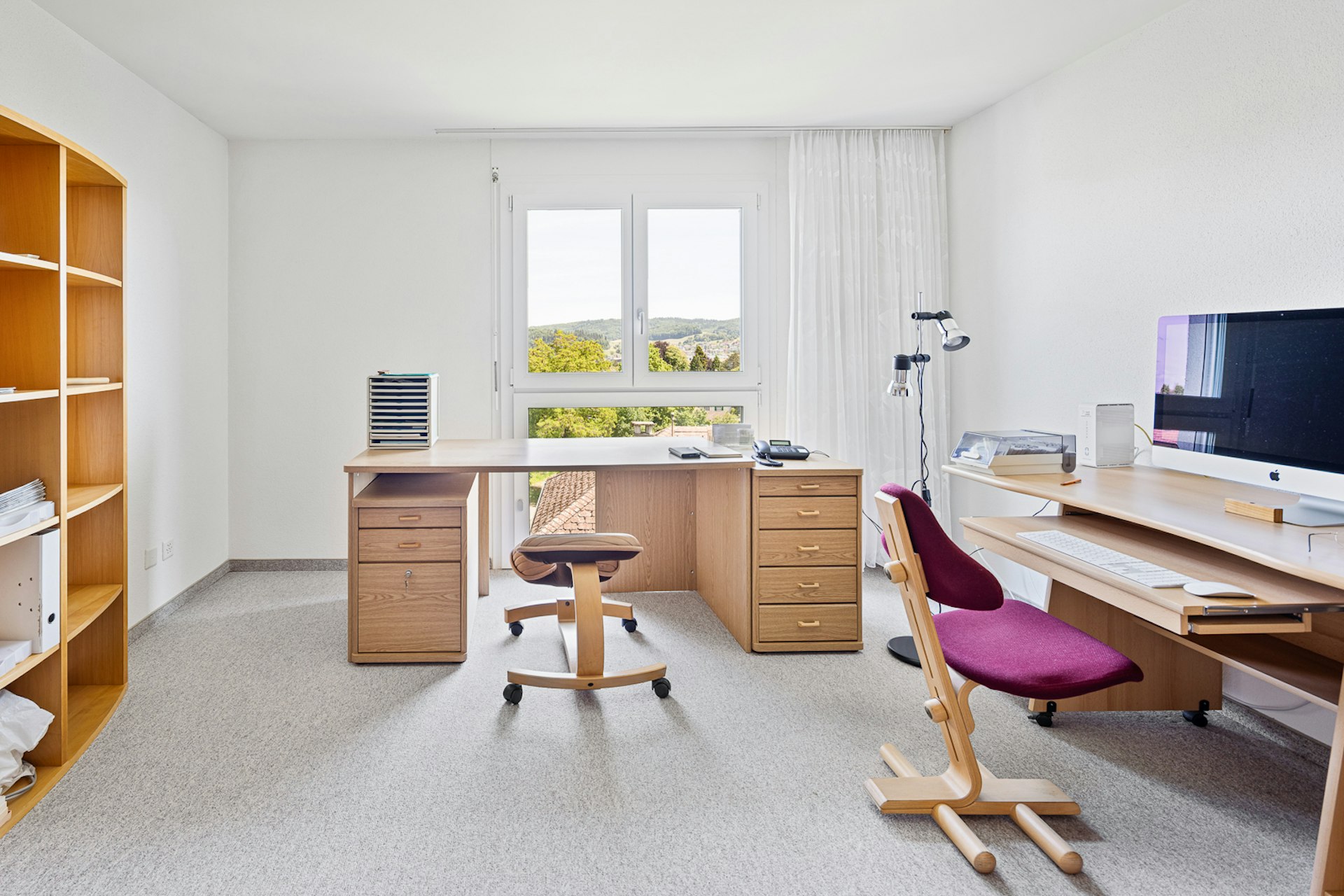 Helles Arbeitszimmer mit Ausblick