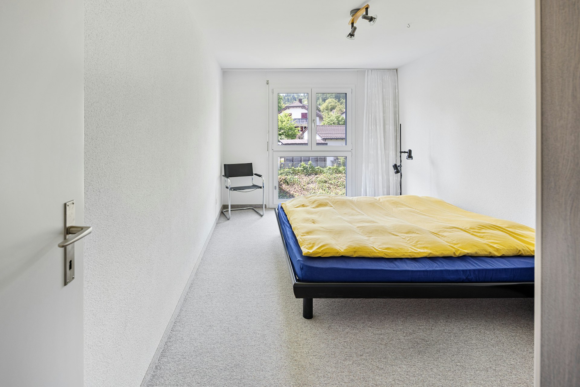 Schlichtes Schlafzimmer mit Einzelbett