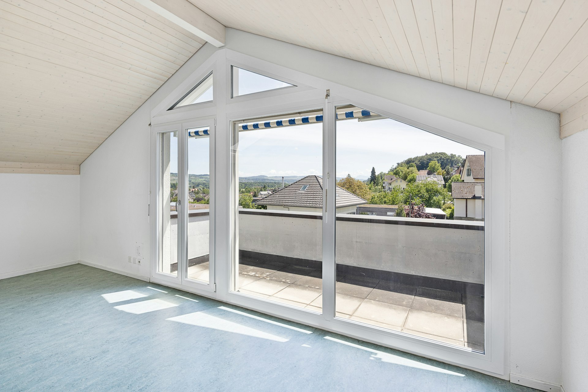 Helles Dachgeschosszimmer mit Balkon und Panoramablick
