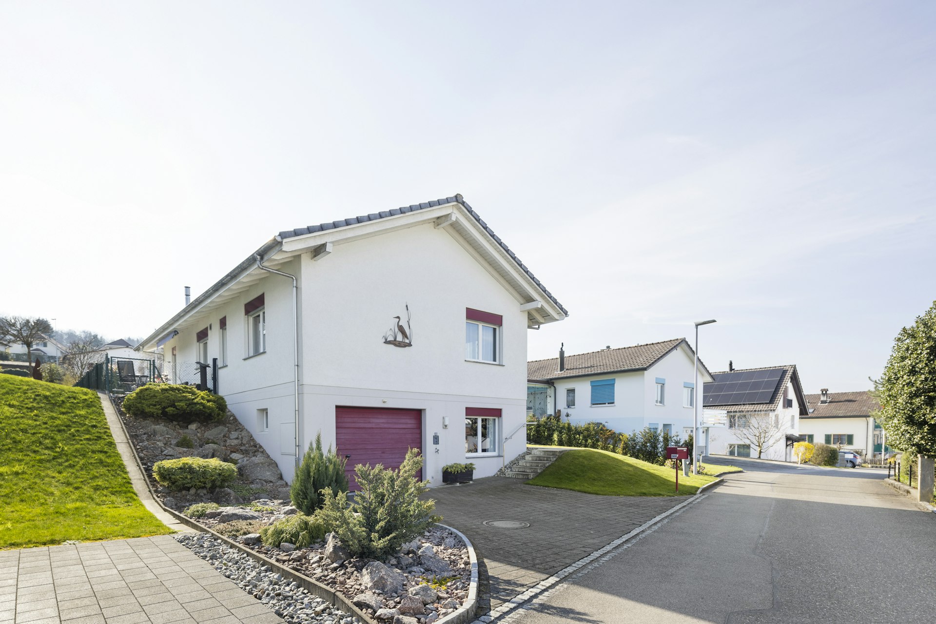 Außenansicht eines Einfamilienhauses in Hanglage