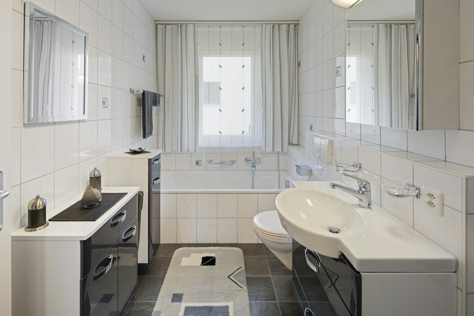 Modernes Badezimmer mit Badewanne und Doppelwaschplatz