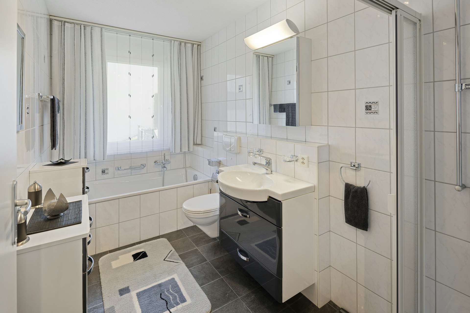 Helles Badezimmer mit Badewanne und Waschtisch