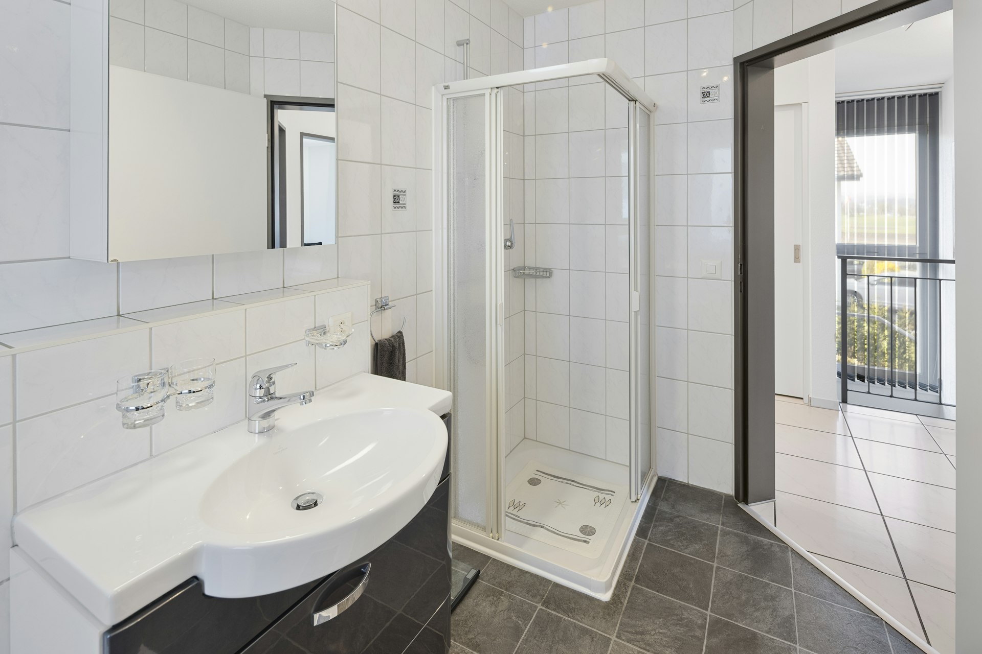 Modernes Badezimmer mit Dusche und Waschtisch