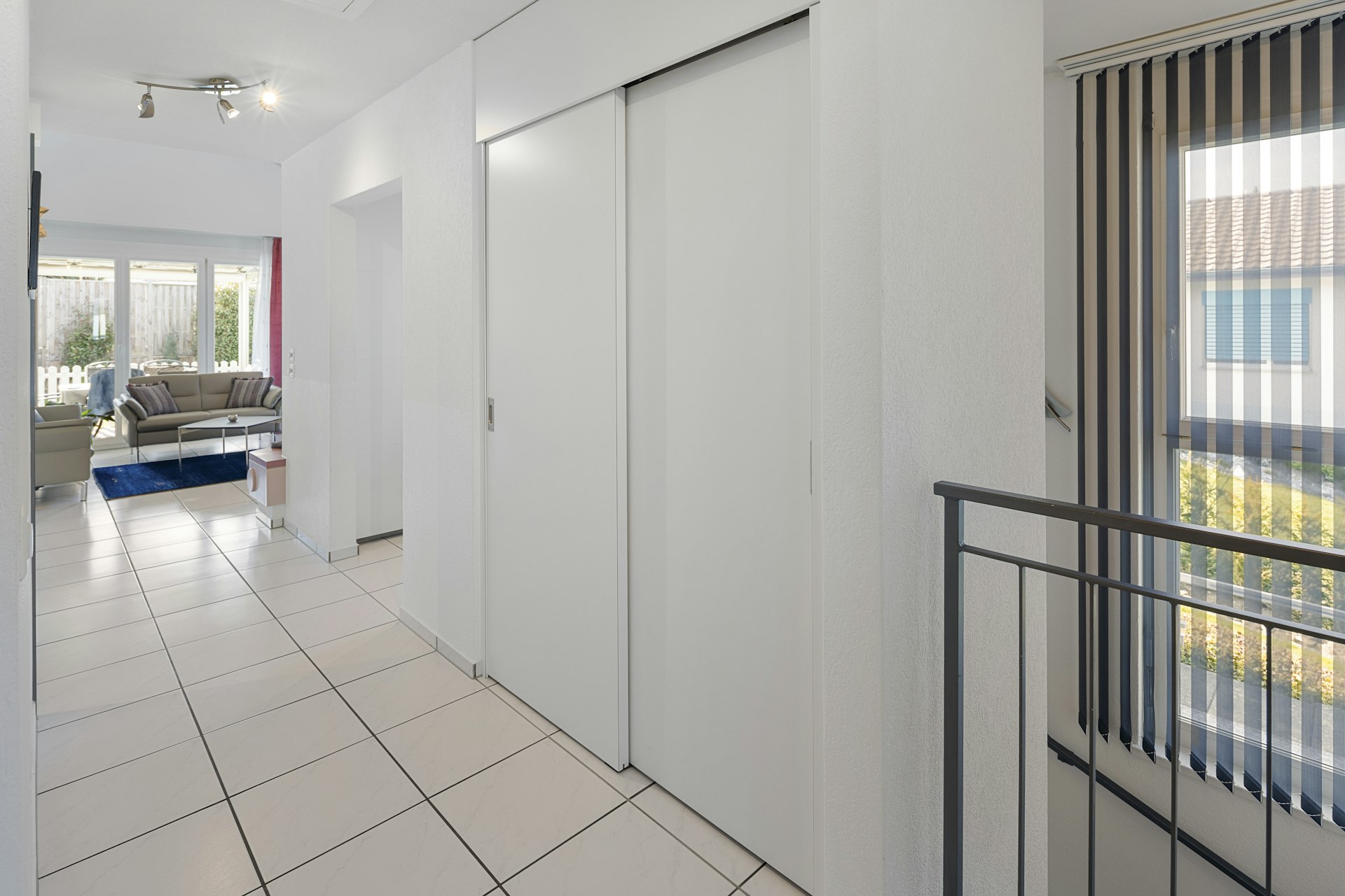 Heller Flur mit Blick in den Wohnbereich