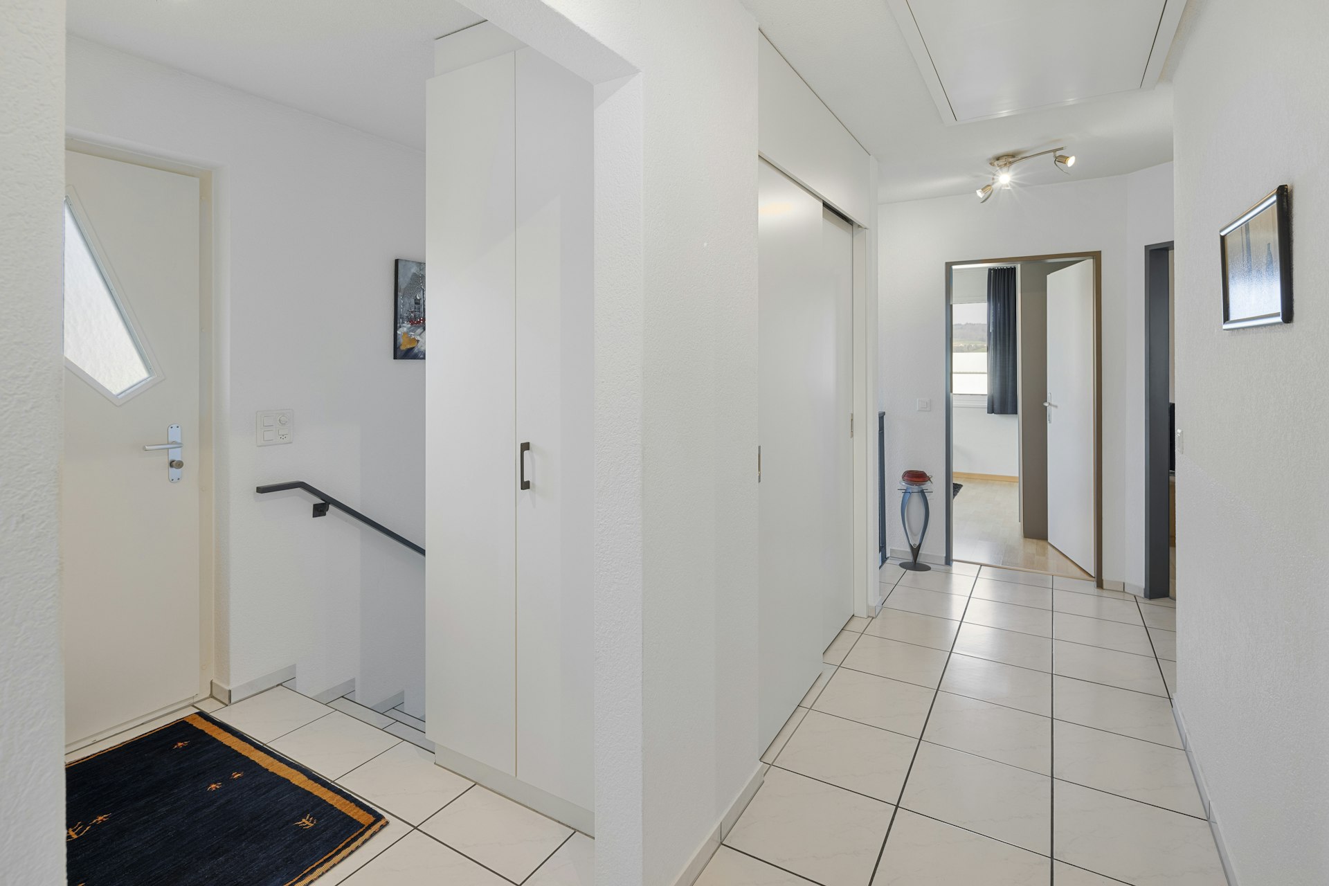 Heller Flur mit Treppe und Einbauschrank