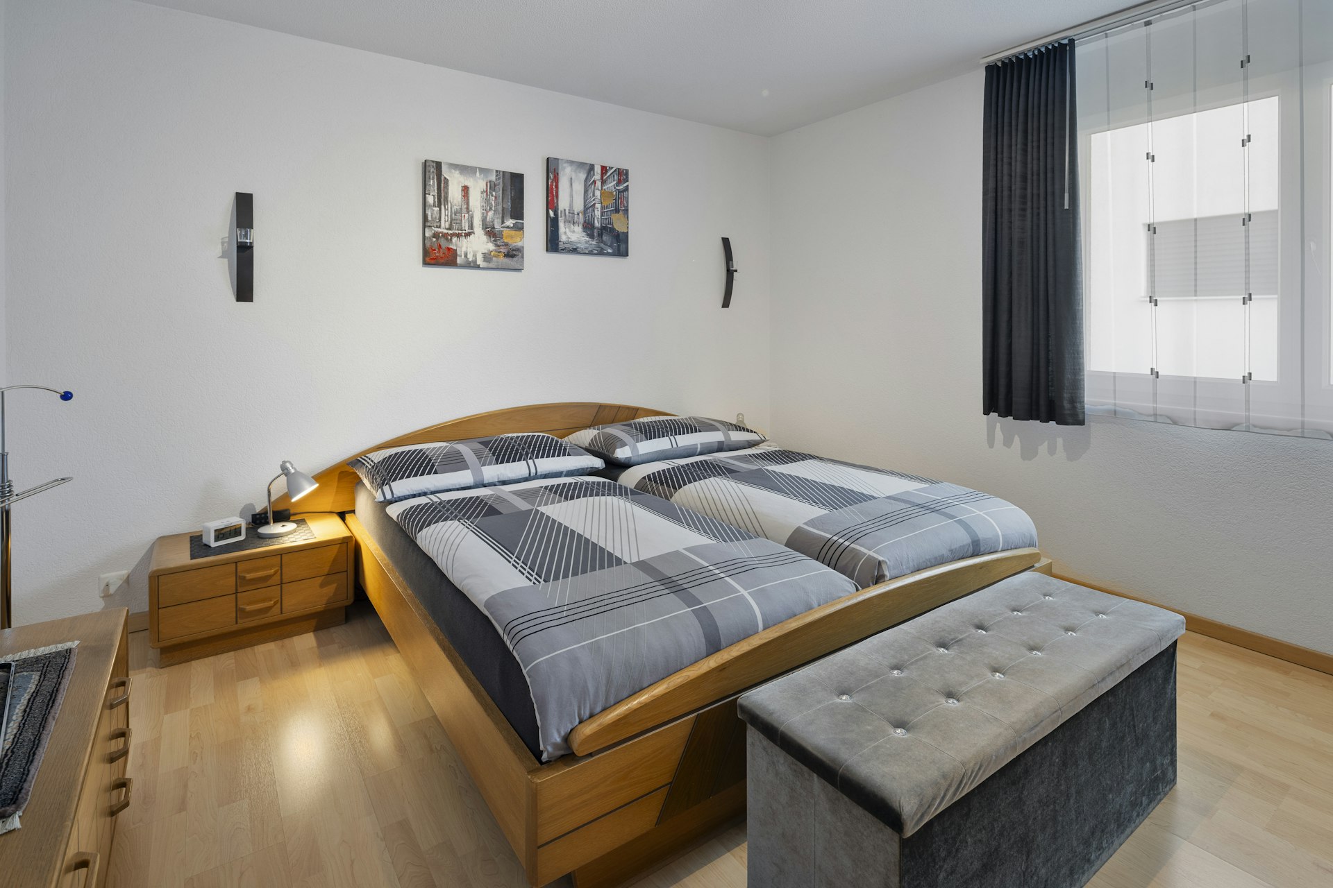 Schlafzimmer mit Doppelbett und Fenster
