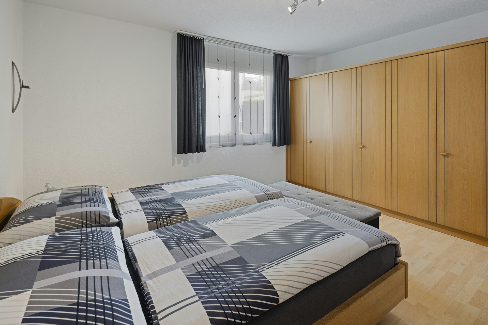 Schlafzimmer mit Doppelbett und Einbauschrank