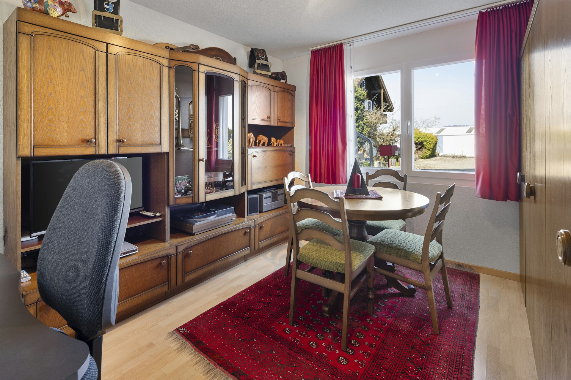 Esszimmer mit Wohnwand und Blick ins Freie