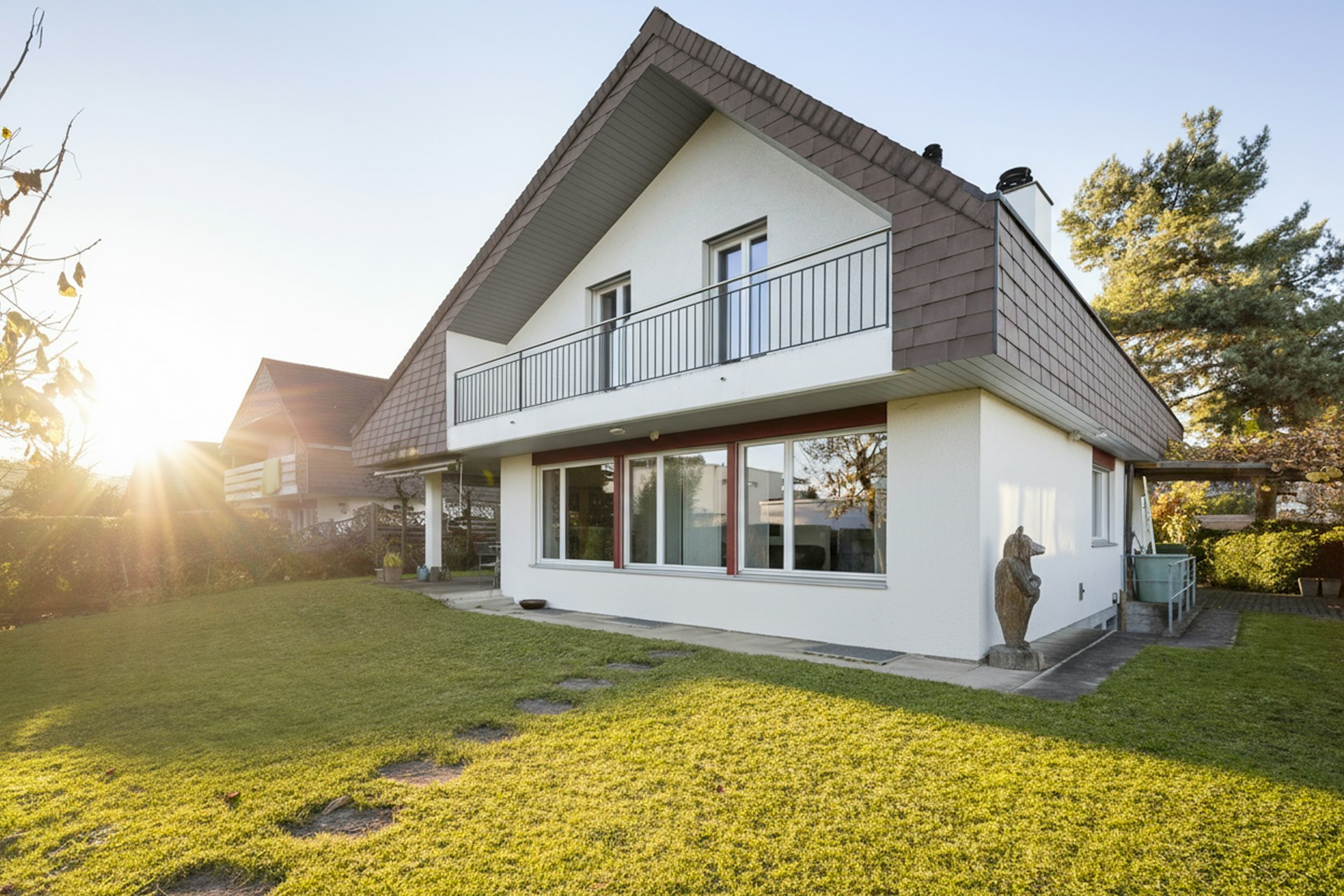 Modernes Einfamilienhaus mit Satteldach und Balkon